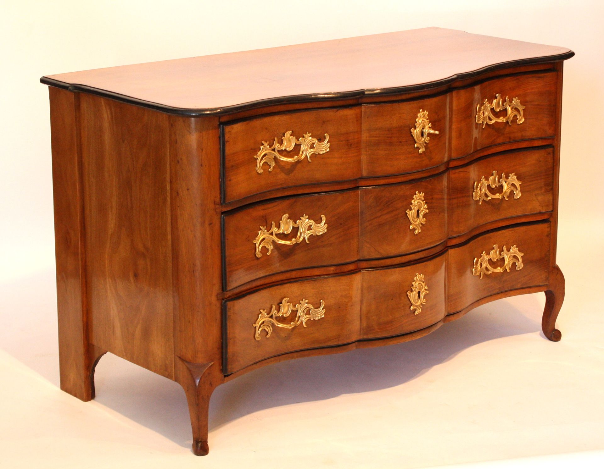 Null LOUIS XV CHEST OF DRAWERS ATTRIBUTED TO HACHE

In walnut opening with three&hellip;