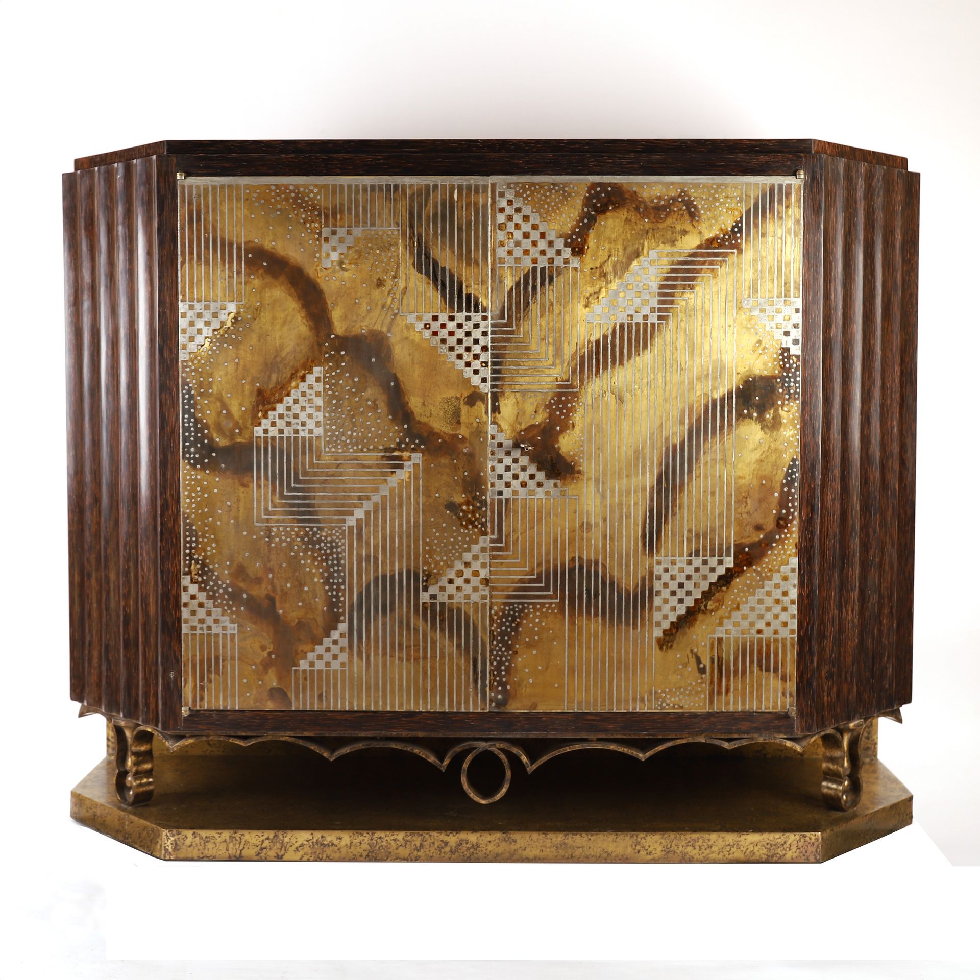 Null 
欧仁-普林兹(1879-1948) 

边柜有切割的侧面，装饰有凹槽，橡木结构和抛光的棕榈单板，打开两片叶子，由Jean DUNAND(1877-1&hellip;