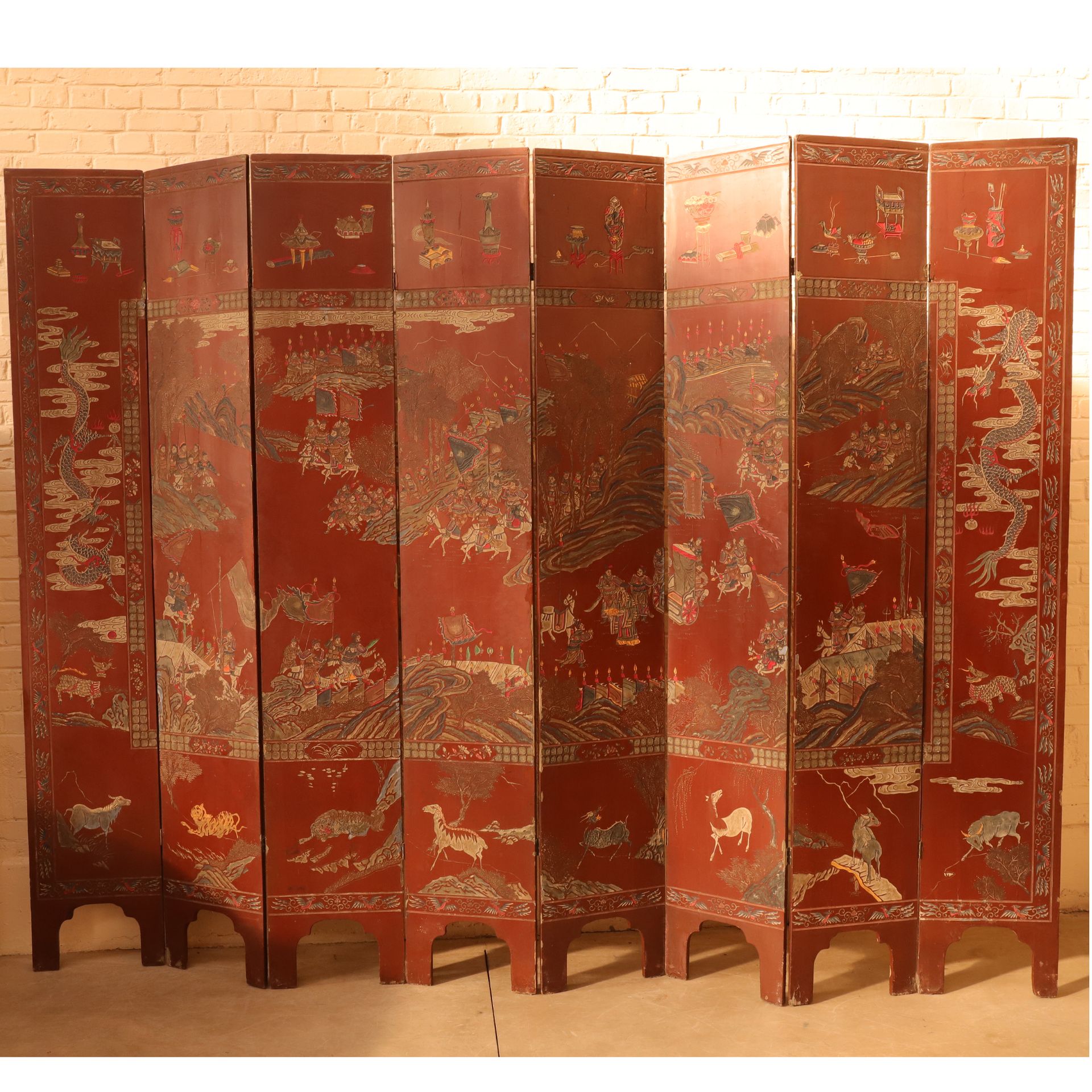 Null 大型红漆木质八叶屏风，19世纪

科罗曼德漆器

247 x 40 厘米（一叶）。

使用和修复的条件