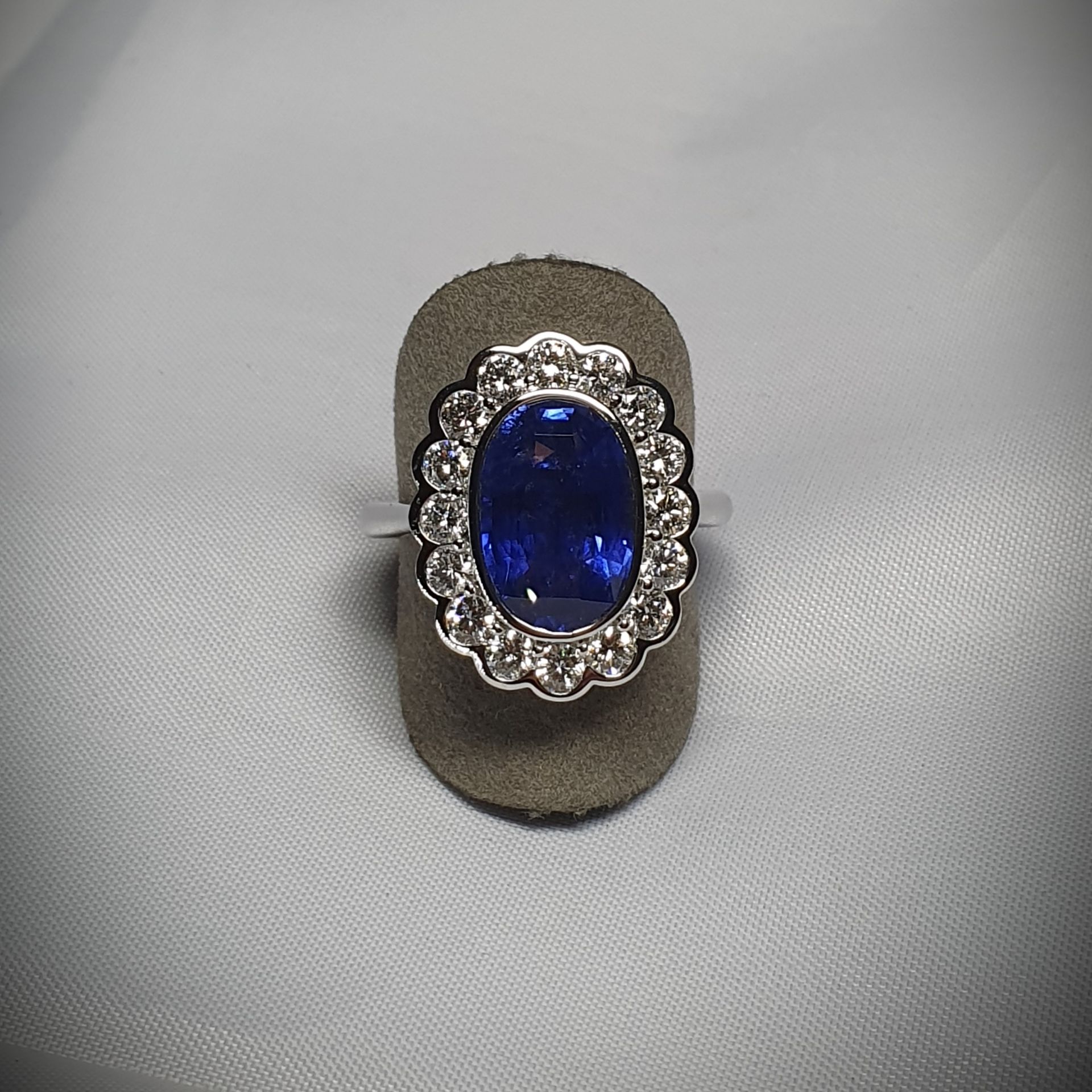 Null 白金戒指，以一颗天然锡兰蓝宝石为中心，颜色特别，重4.73c，周围环绕着圆形现代切割钻石G/VS，约1.80c。 黄金7.01g。蓝宝石附有宝石学证书&hellip;