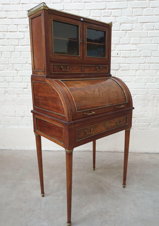 Null LOUIS XVI MAHOGANY AND MAHOGANY VENEER CYLINDER DESK

It opens with a drawe&hellip;