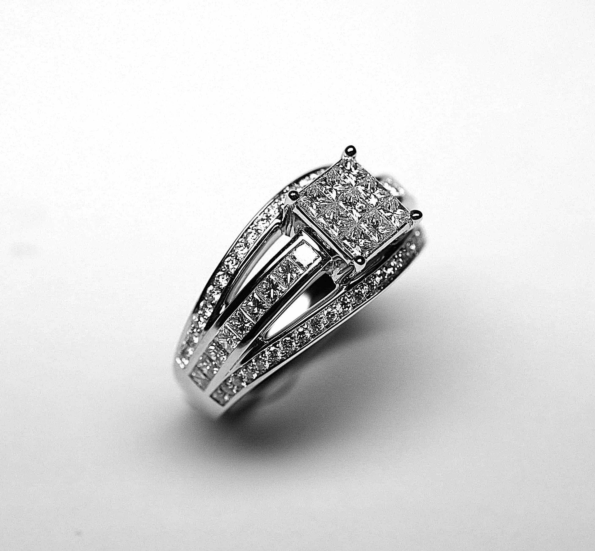 Null 白金三合一戒指，中间镶嵌9颗公主钻，神秘的镶嵌方式，戒指上有圆钻和公主钻，大约1.80c，G/VS质量 - 金8.54克