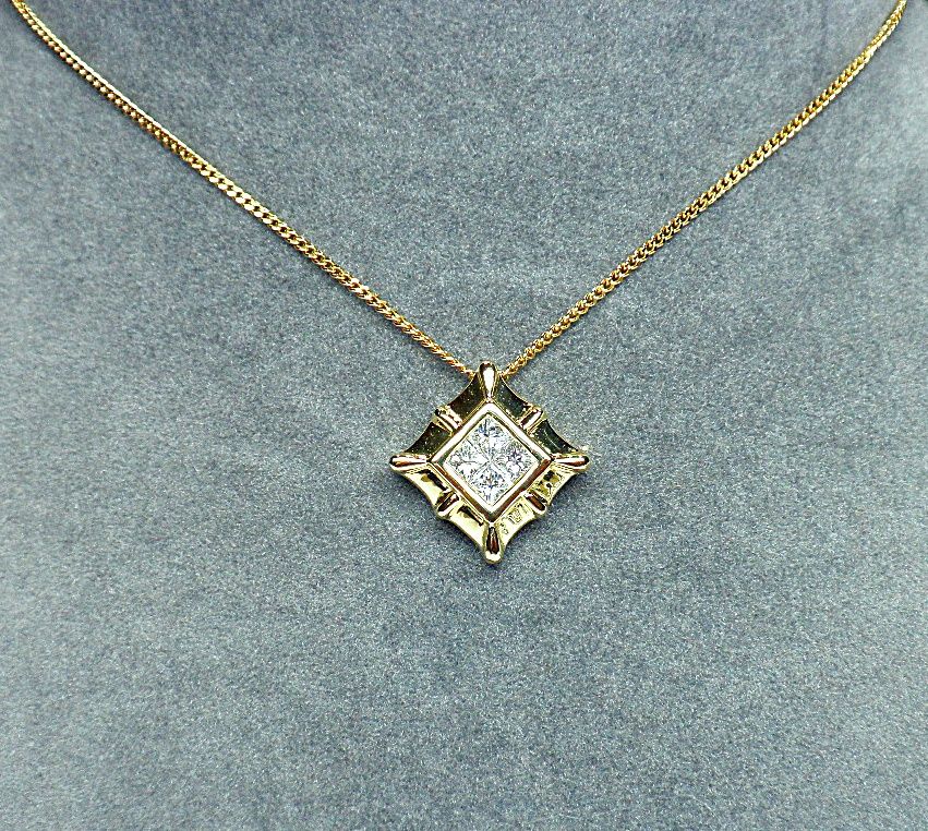 Null 黄金吊坠，方形，镶嵌4颗公主钻石，约0.50克拉。 G/VS品质 - 黄金4.79克。