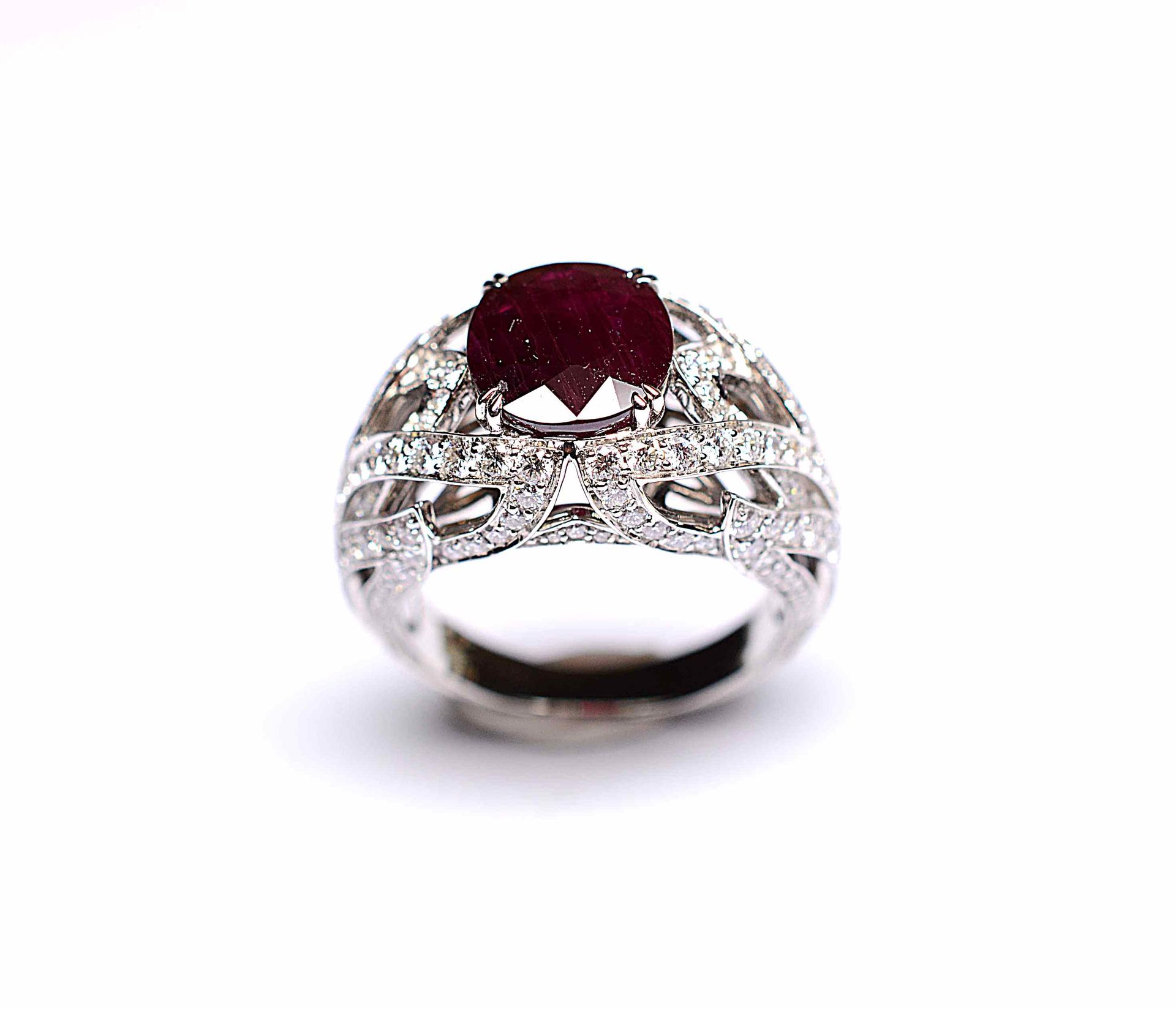 Null 白金戒指的中心是一颗深红色的天然比尔曼红宝石，重4.05c，现代和风格化的镶嵌了188颗钻石，约2.20c。这颗红宝石附有宝石学证书SVD 14141&hellip;