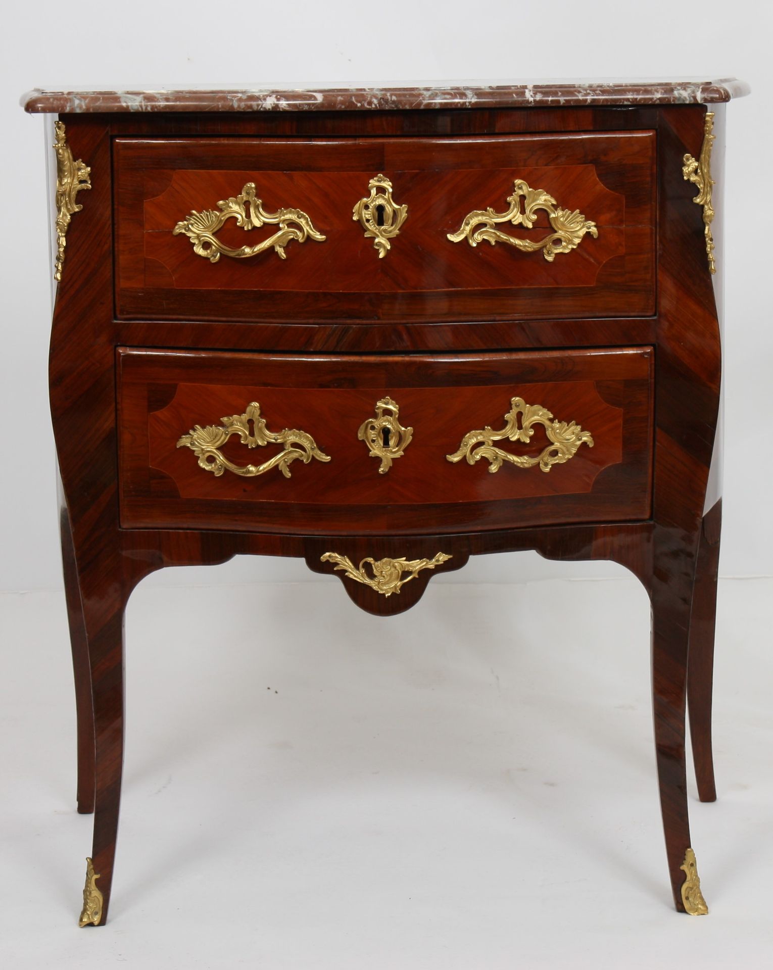 Null SMALL COMMODE INLAID LOUIS XV 

In rosewood and rosewood marquetry, with a &hellip;