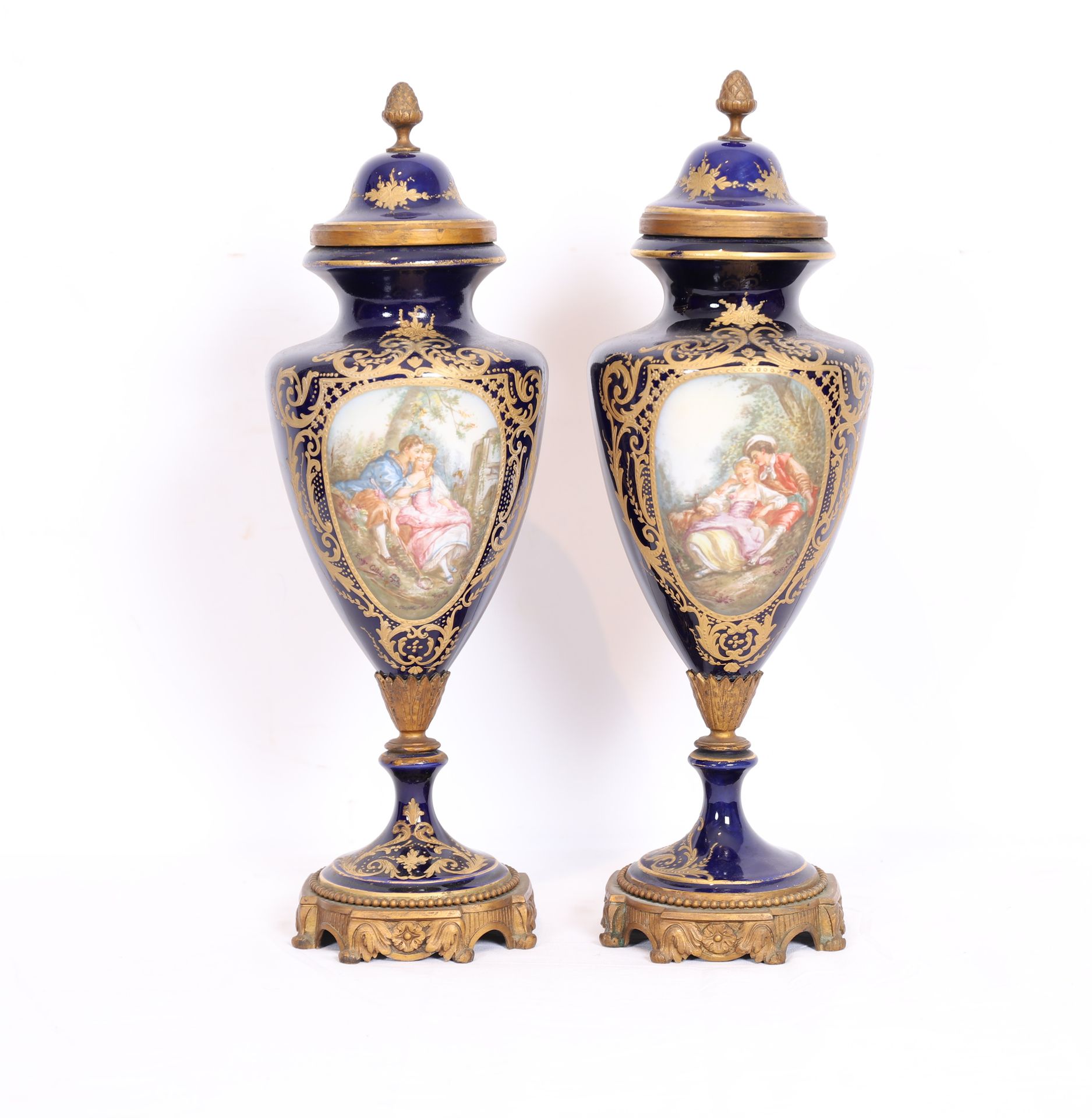 Null PAIRE DE VASES DANS LE STYLE DE SÈVRES

En porcelaine à fond gros bleu et r&hellip;