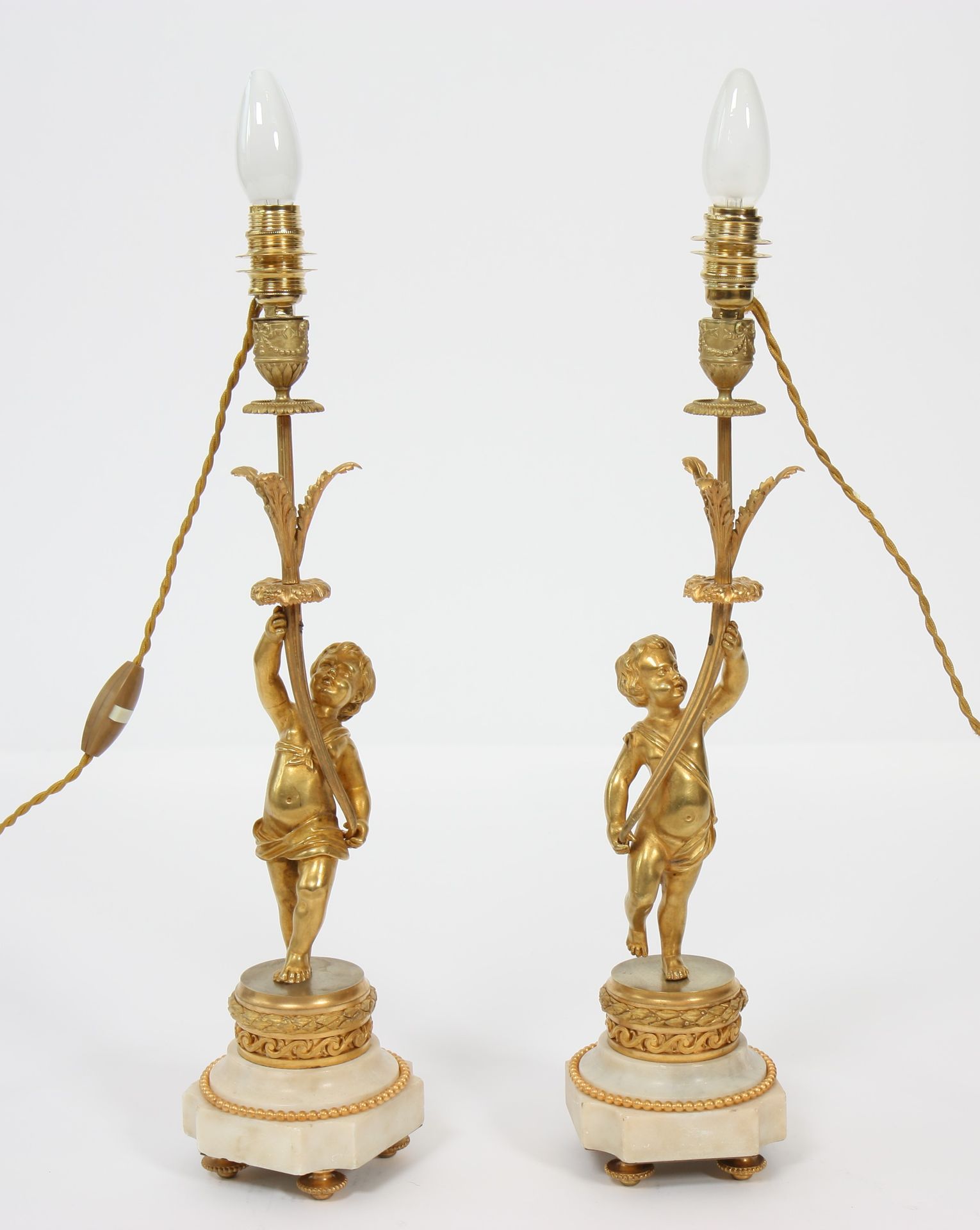 Null PAIRE DE LAMPES "AU PUTTO" EN BRONZE DORÉ

À un bras de lumière supporté pa&hellip;