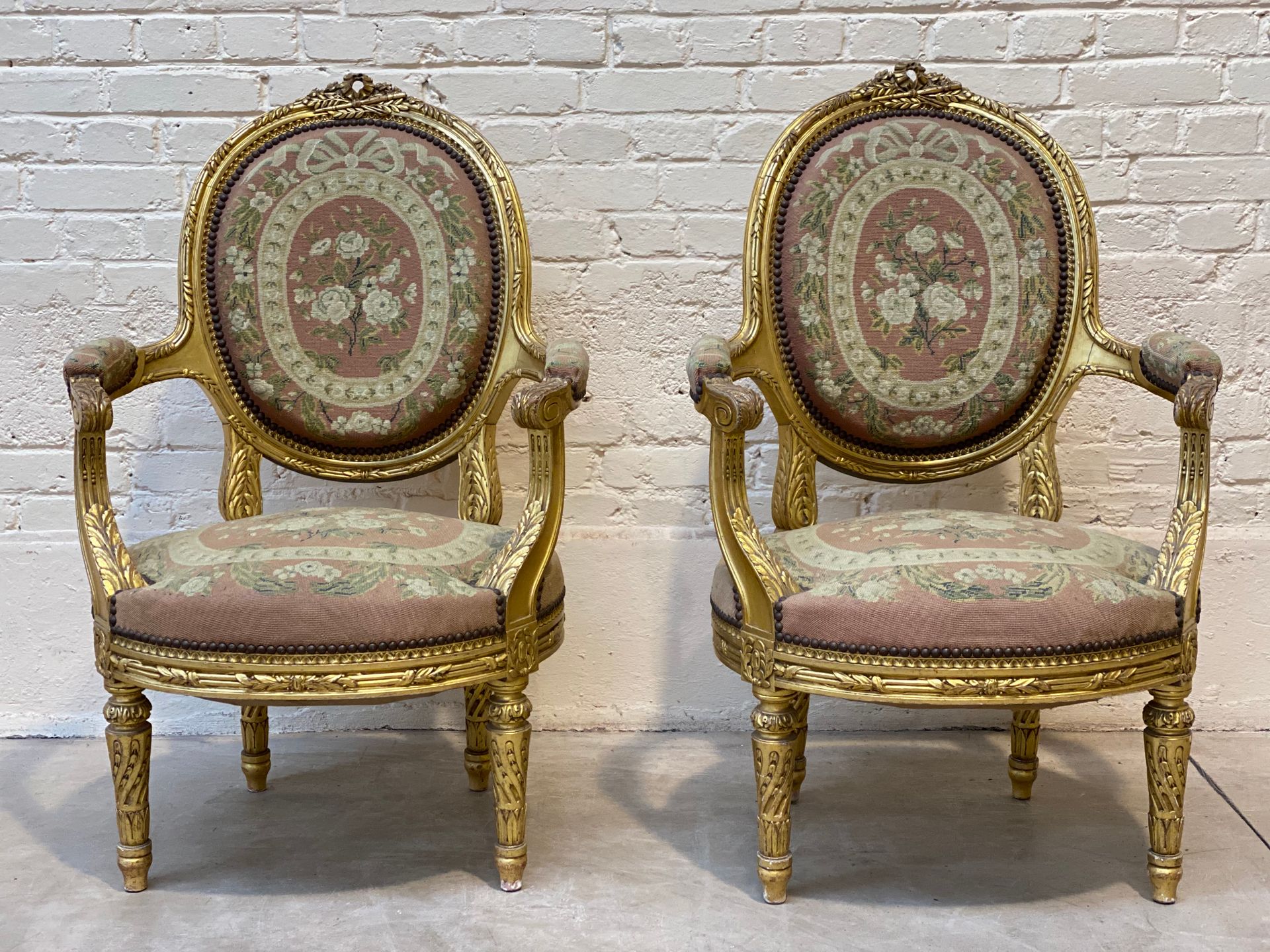 Null VERY NICE PAIR OF ARMCHAIRS WITH MEDALLION BACK 

Gilded, molded and carved&hellip;