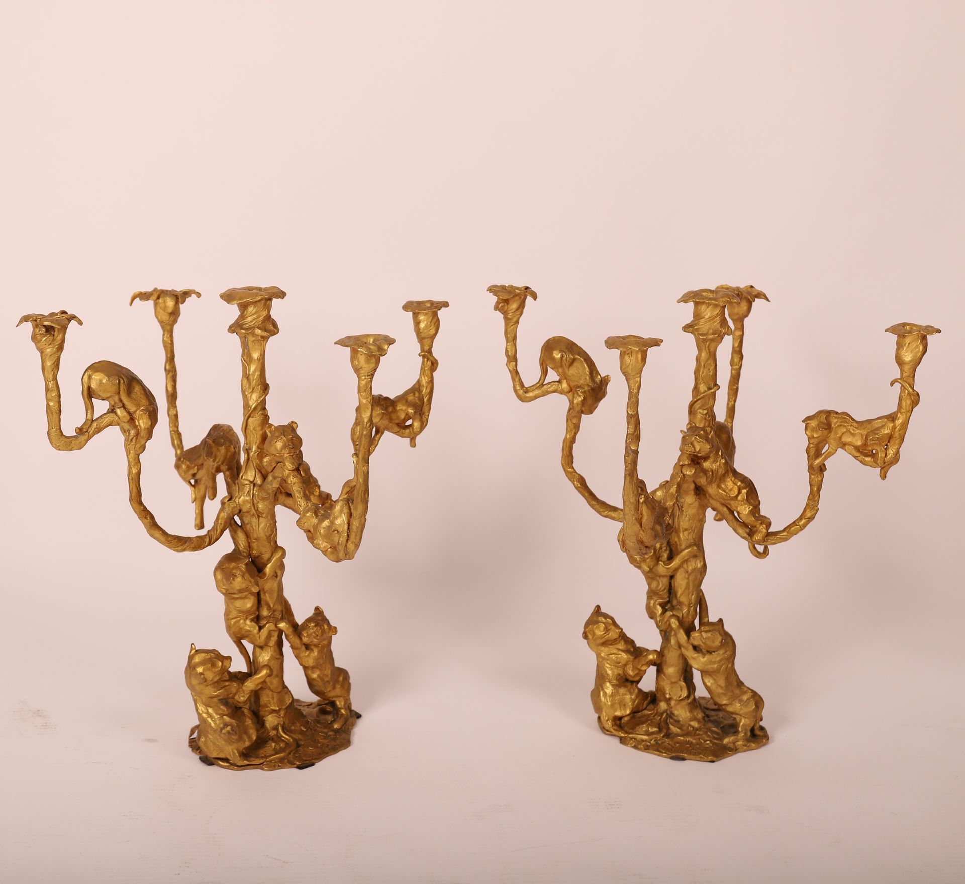 Null 何塞-玛丽亚-戴维德（1944-2015）的一对巨大的金铜 "黑豹 "灯笼

表现豹子在树枝上玩耍或休息的情景

5个轻型武器

底座上有签名 "DA&hellip;