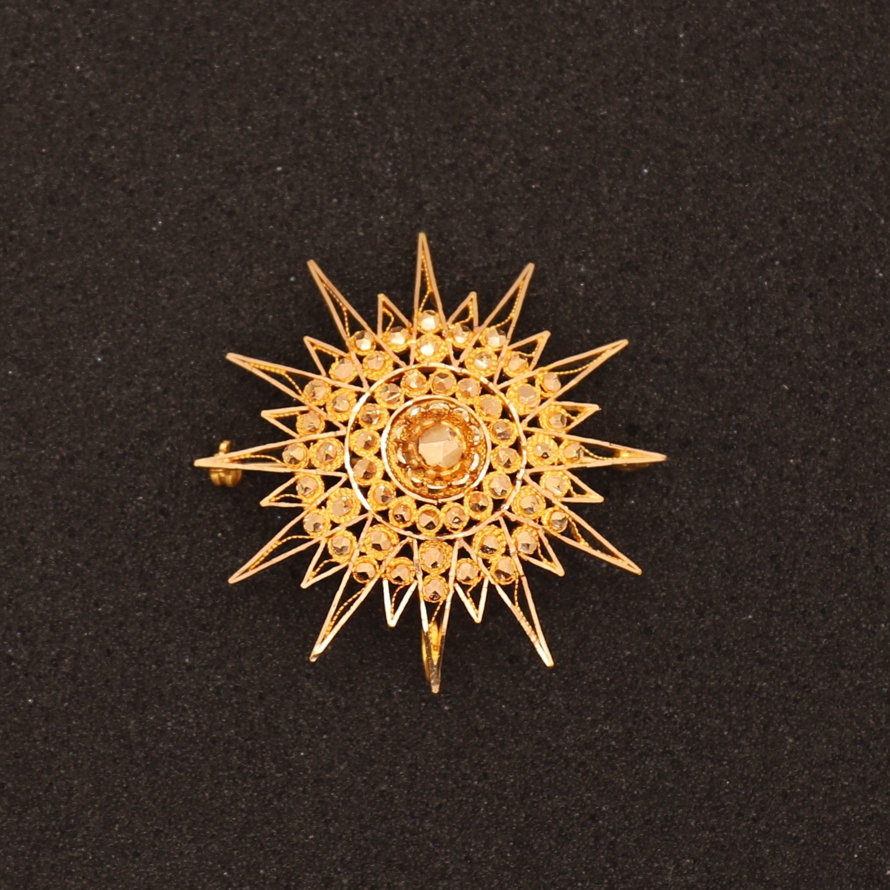 Null 阿斯马拉太阳 "胸针-18K黄金吊坠

12支

直径：5厘米

重量 : 15,6 grs