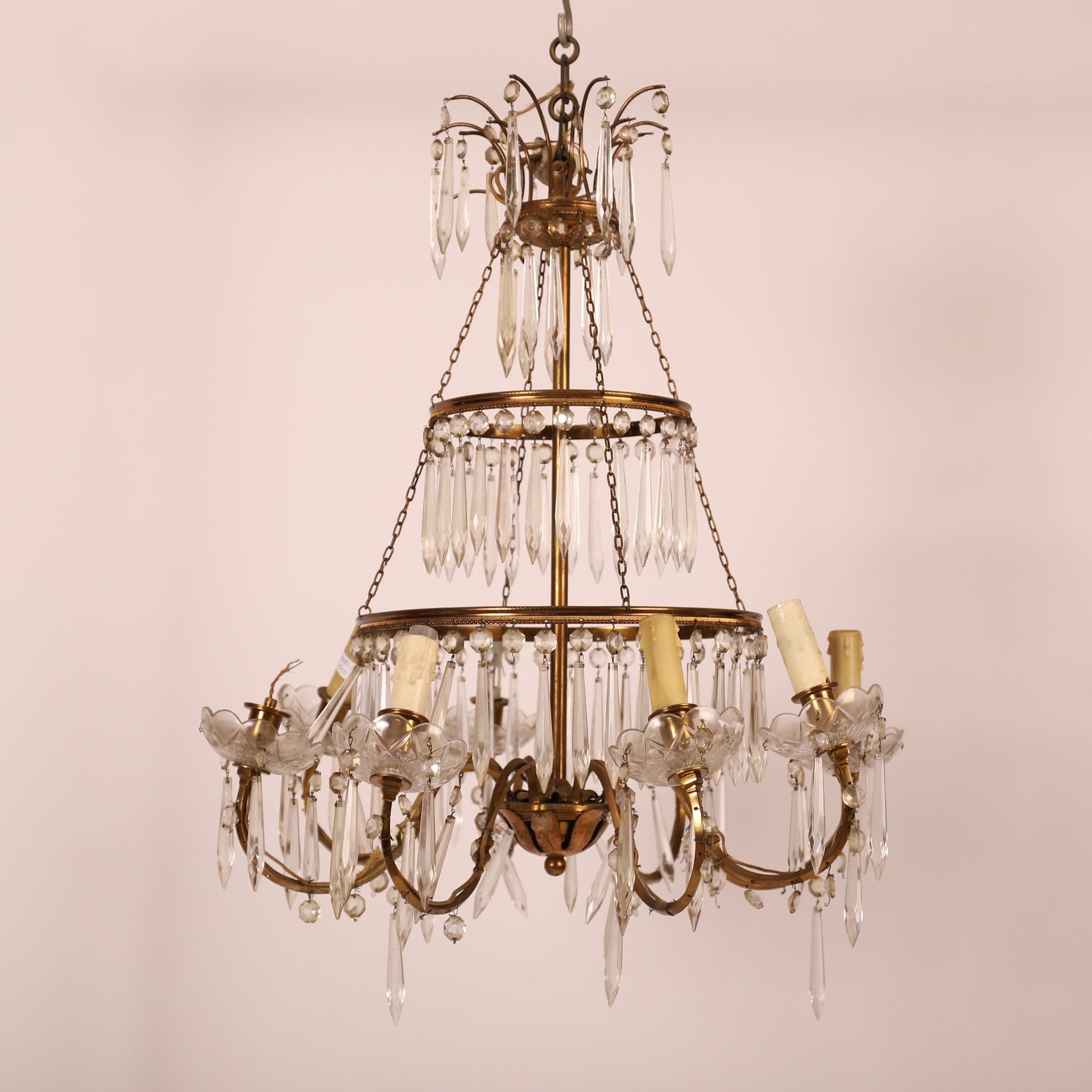 Null CHANDELIER WITH EIGHT ARMS OF LIGHT

Gilt bronze and faceted crystal pendan&hellip;