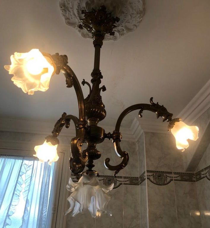 Null 白铜三臂灯

从1900年开始

高：90宽：70厘米

使用和维护的条件