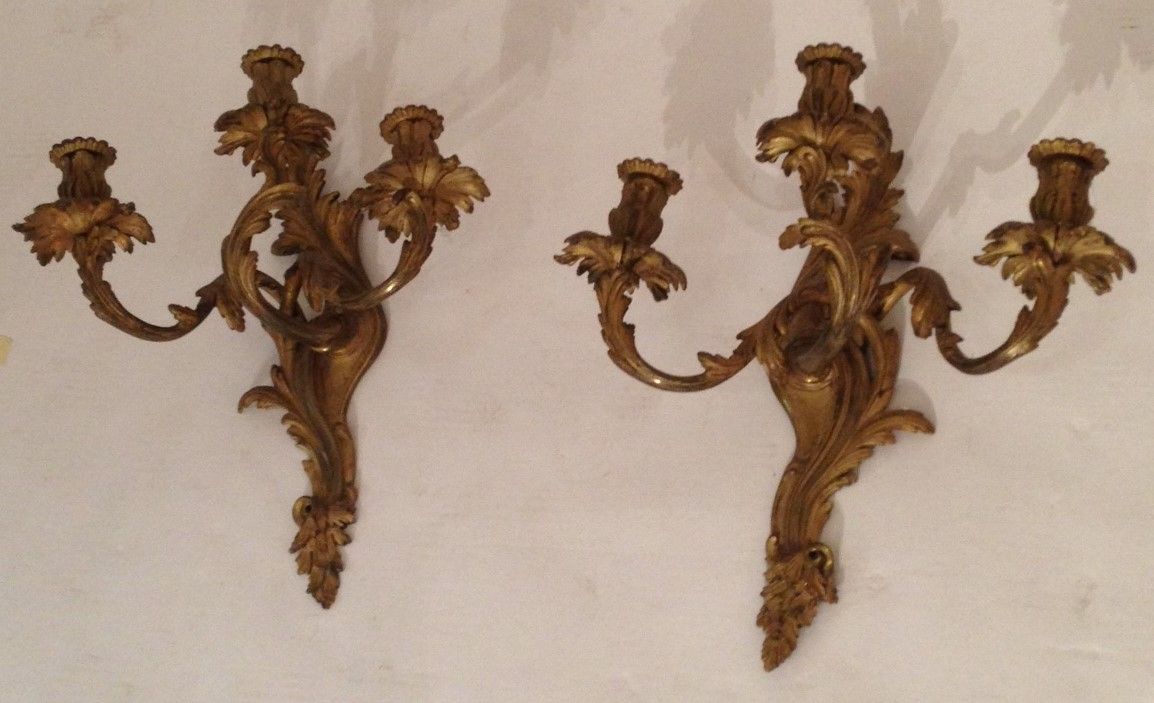 Null 一对路易十五时期的鎏金铜质壁炉

有三个交织在一起的光臂在轴上，有罗盖尔的动作

非常漂亮的机芯，带有精细的追针

原始镀金

19世纪末-20世纪初&hellip;