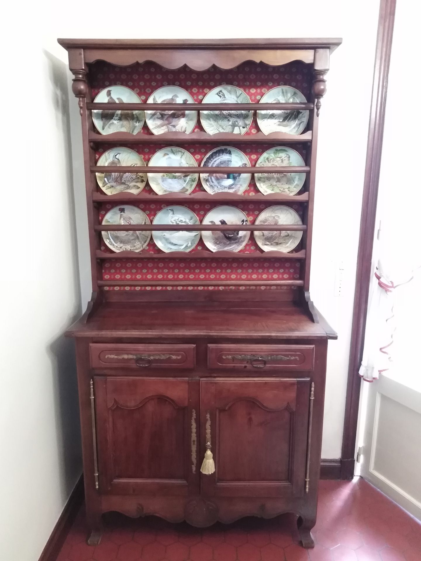 Null 樱桃木小文迪恩瓷器柜

下部有两扇门，上部有一个三层的展示柜。

19世纪晚期

206 x 104 x 47.5厘米

使用和维护的条件