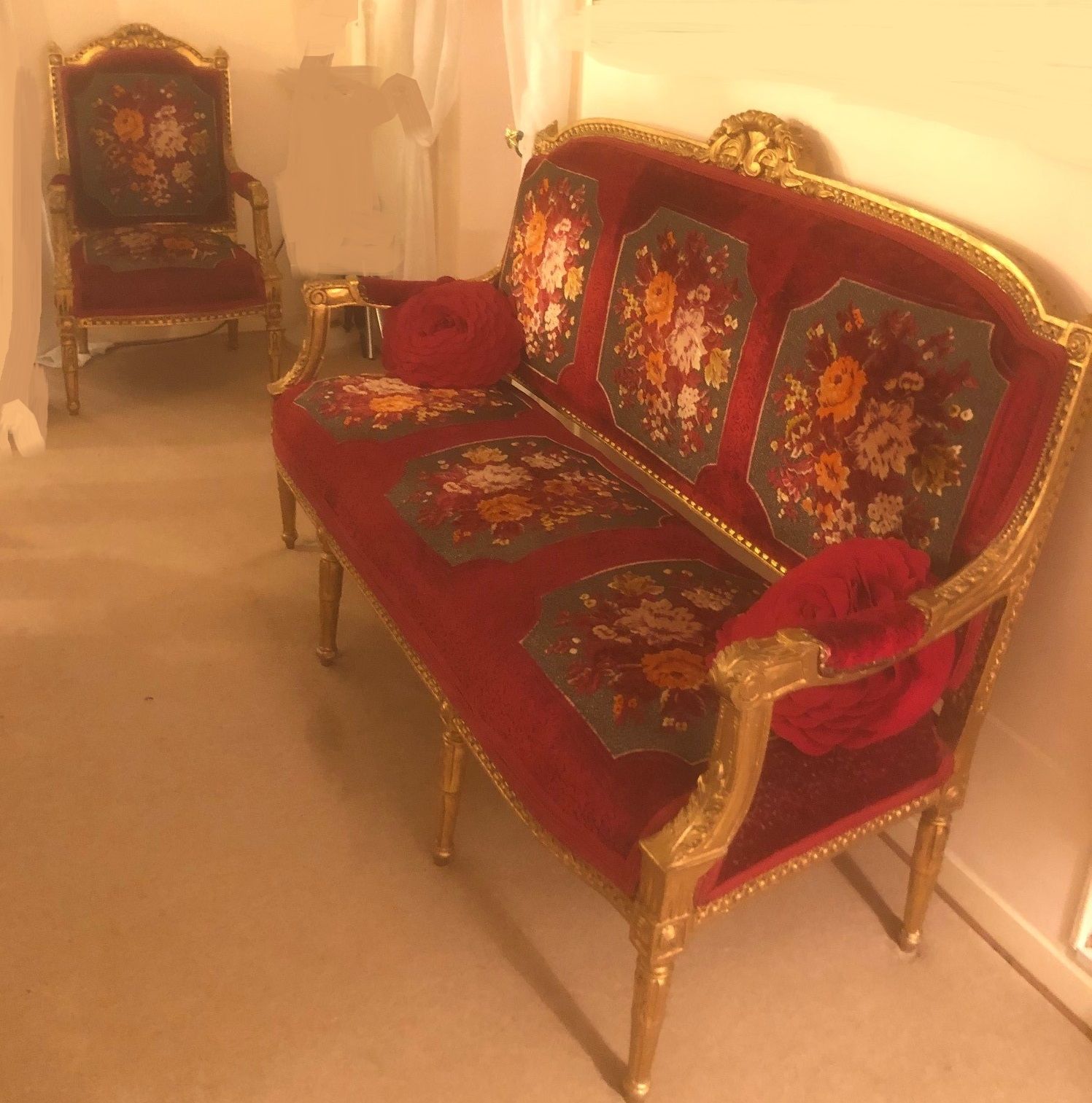 Null 路易十六风格的客厅

包括一张3人座沙发和4张金丝楠木扶手椅

椅背和座椅上覆盖有红底花卉装饰的软垫。

20世纪

使用和维护的条件