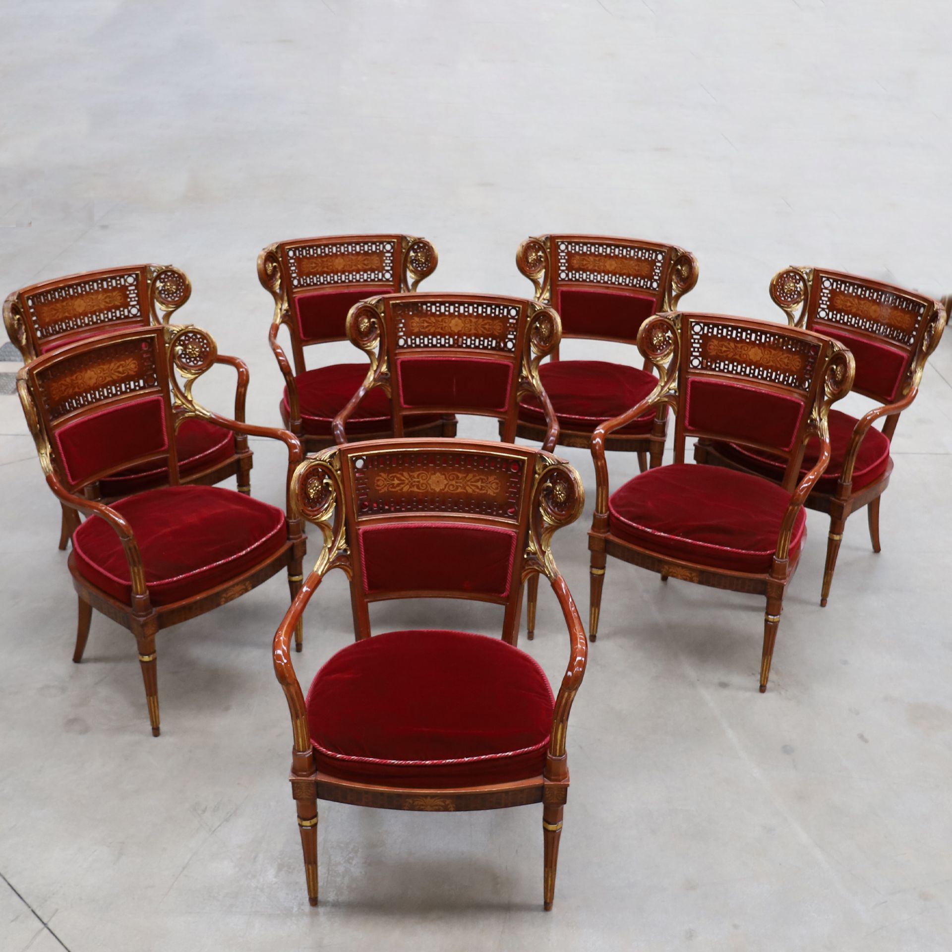 Null SET OF EIGHT HIGH QUALITY RUSSIAN CASHWOOD CHAIRS, 19th century

Slightly c&hellip;