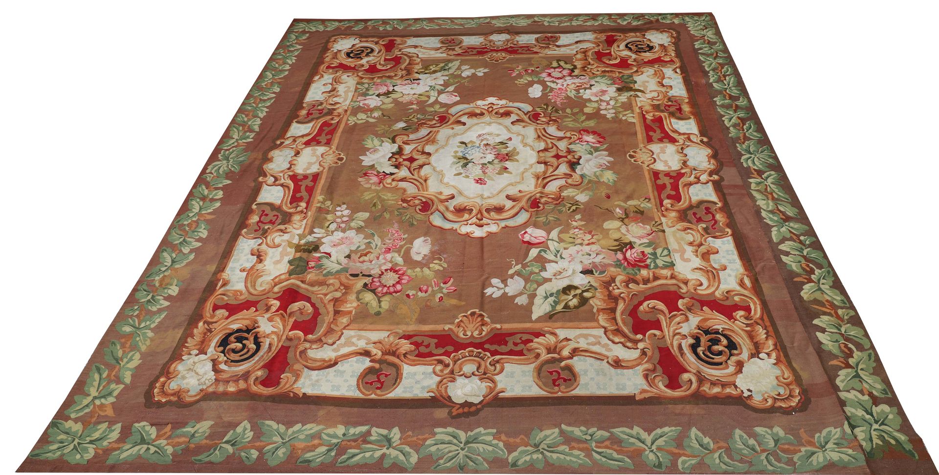 Null GRAND TAPIS DE SALON

Médaillon central au bouquet, décor de fleurs sur fon&hellip;