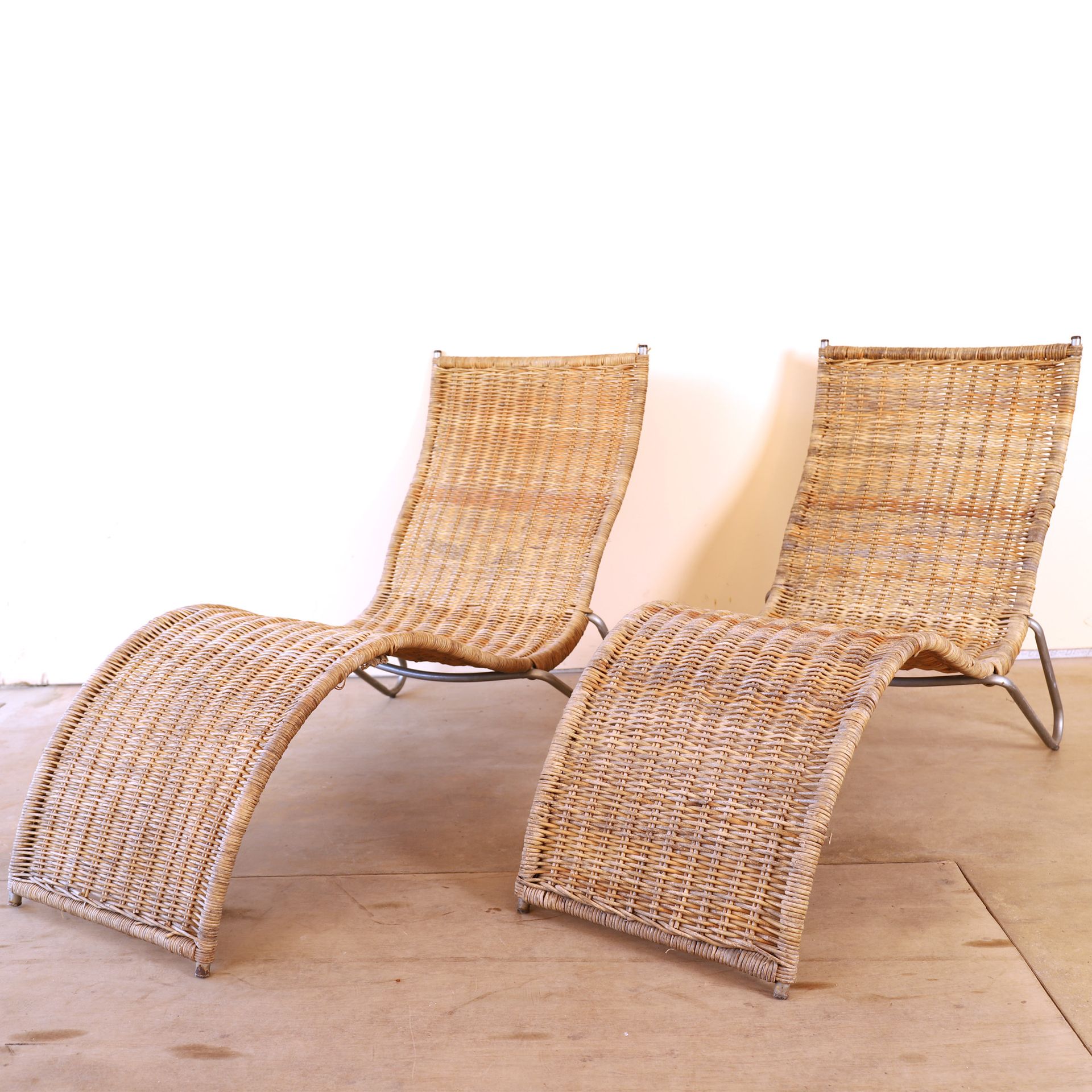 Null 
PAIR OF WICKER "WAVE" LOUNGE CHAIRS
Metal frame
1970's
Height : 82 cm
Diag&hellip;