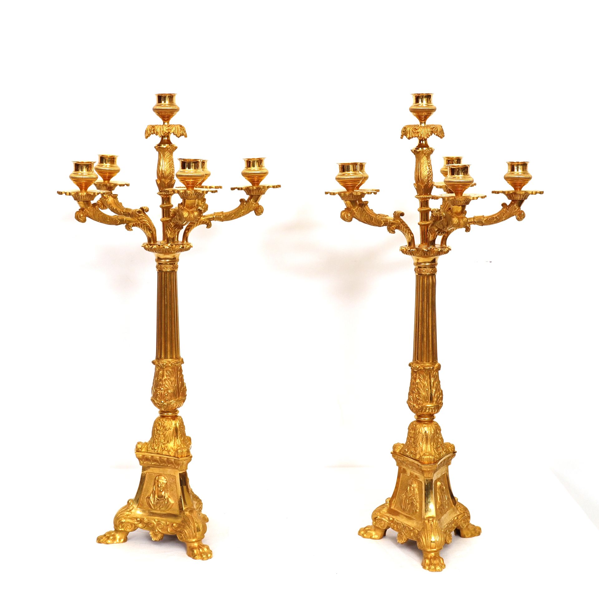 Null 一对大型鎏金铜烛台

镂空和镀金的青铜，有6个灯臂

有凹槽的轴和三足鼎立的基座，并配有柠檬色的脚。

饰有基督、圣母、他们的圣心和刺桐花卷。

19&hellip;