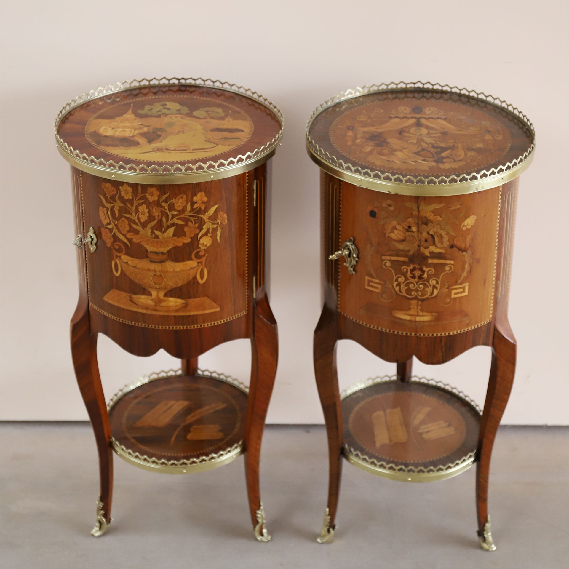 Null ENSEMBLE DE DEUX TABLES DE SALON TRIPODES MARQUETÉES, modèle de TOPINO, XIX&hellip;