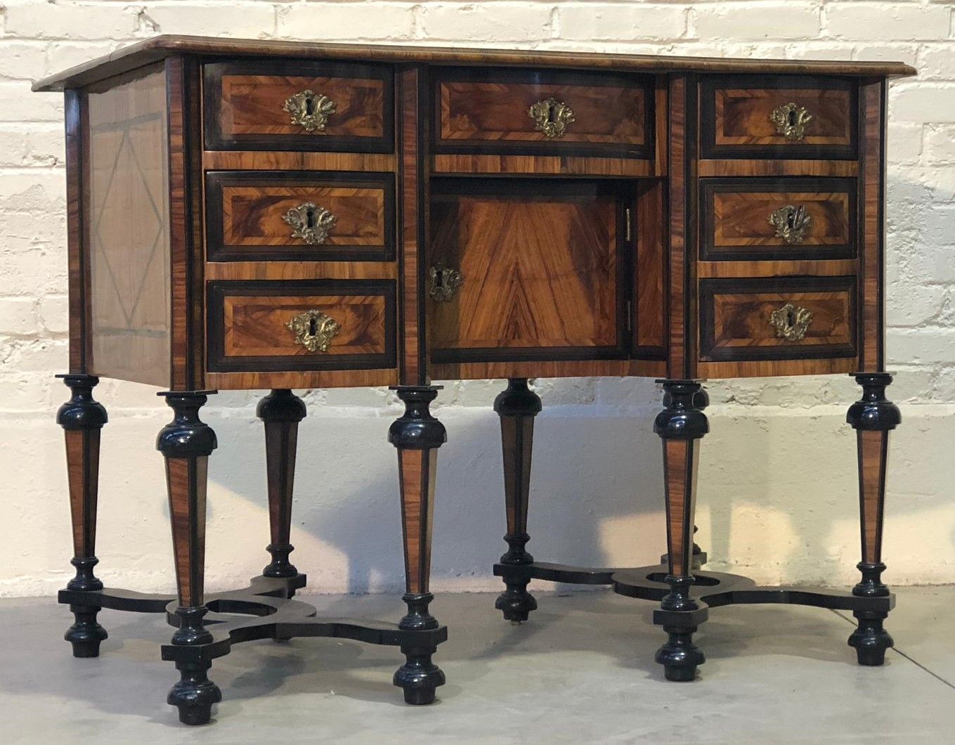 Null MAZARIN GRENOBLE DESK

In native olive wood and blackened wood decorated wi&hellip;