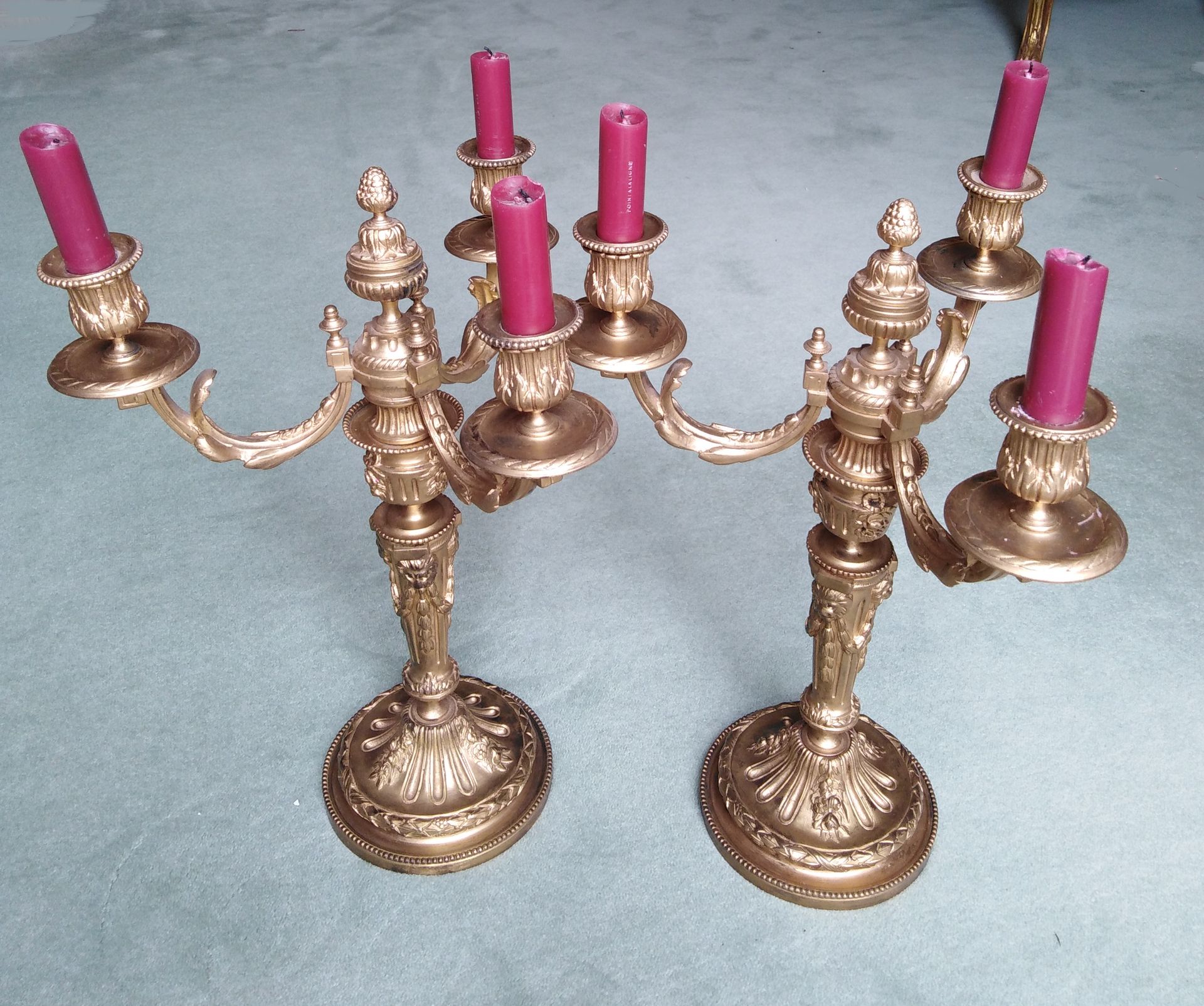 Null Pareja de candelabros de ormolina con tres luces 

Siglo XX

H : 41,5 cm