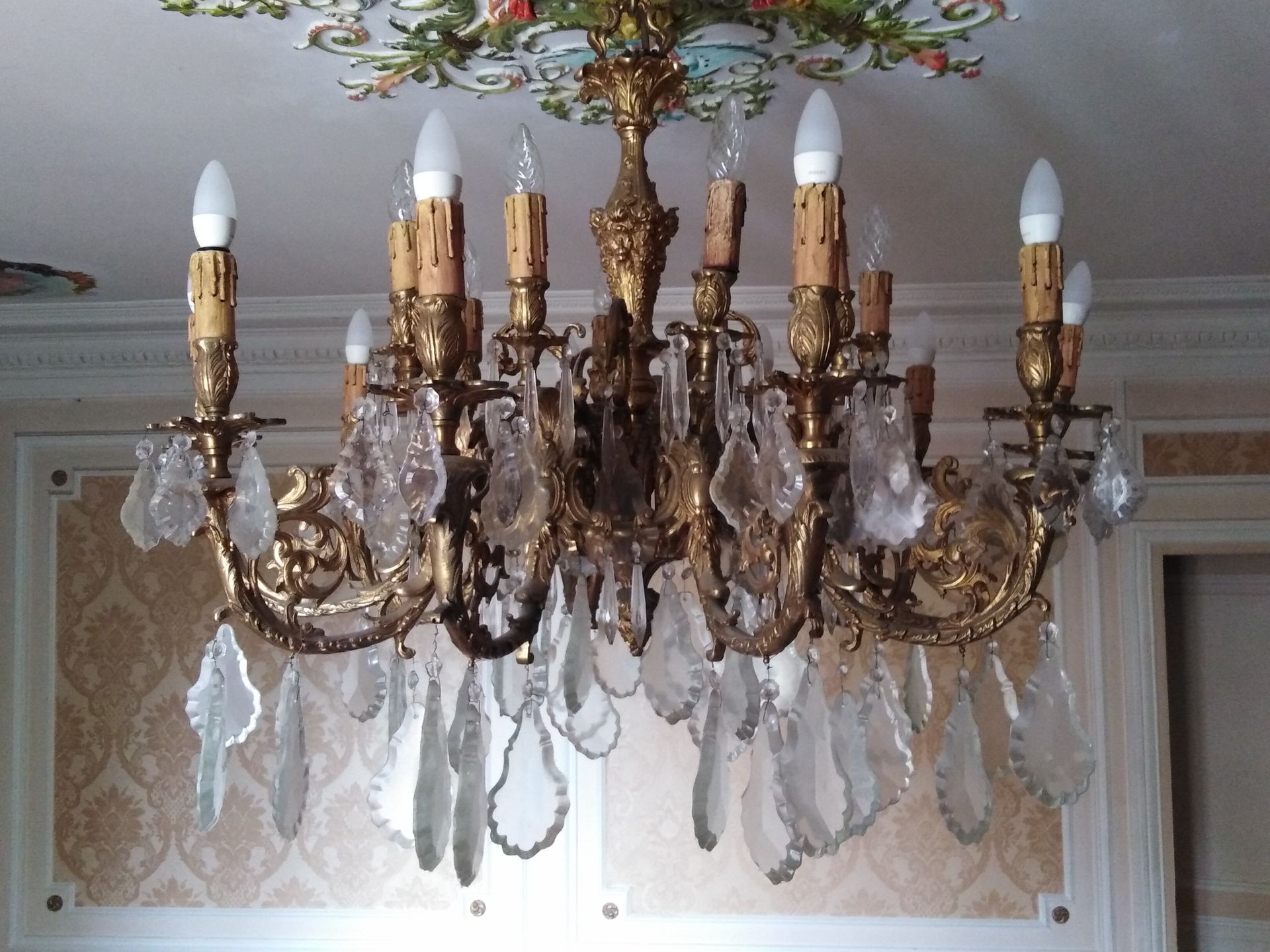 Null GRAND LUSTRE EN BRONZE DORÉ ET PAMPILLES EN VERRE TAILLÉ

À vingt lumières &hellip;