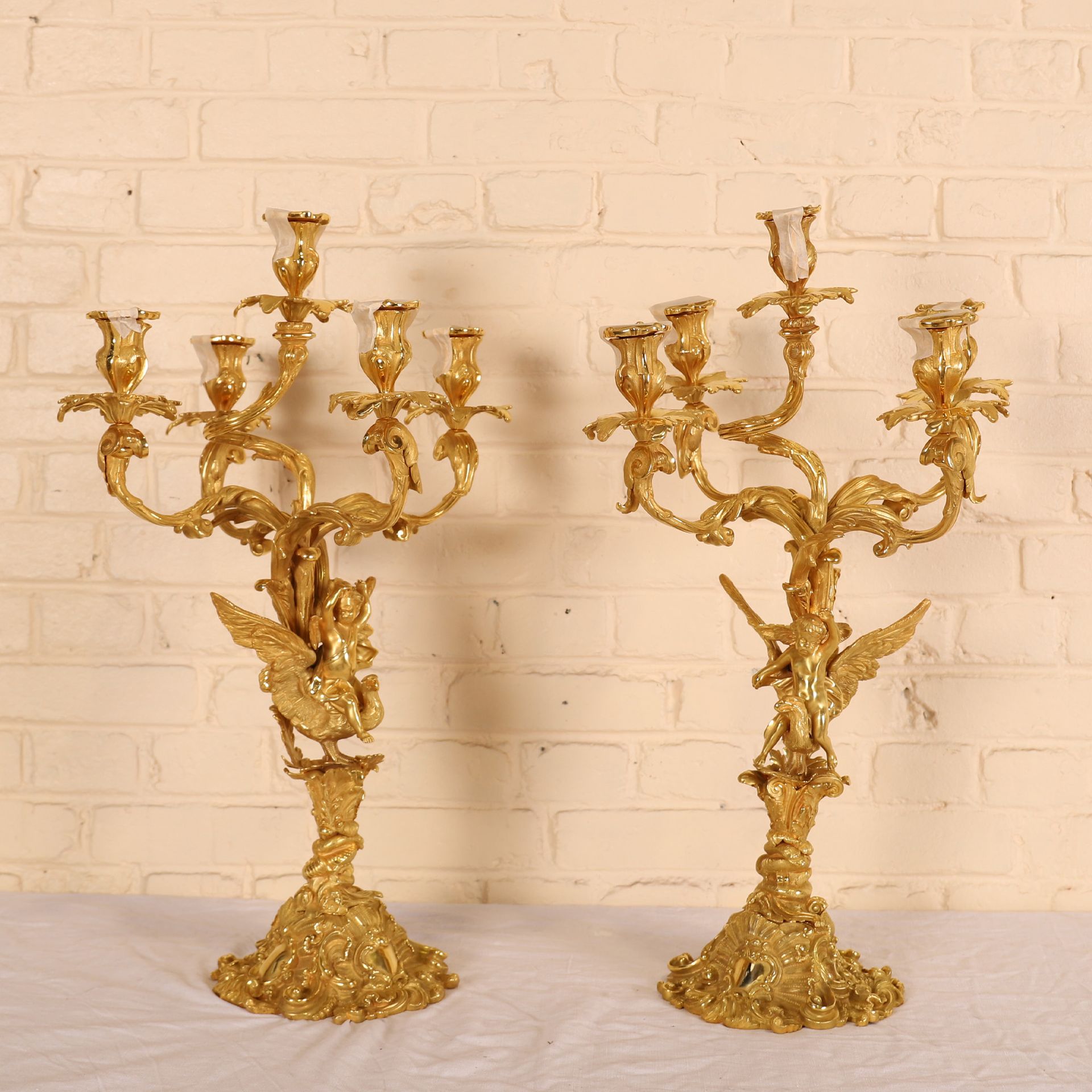 Null PAIR OF CANDELABRAS IN CHASED AND GILDED BRONZE WITH FIVE ARMS OF LIGHT

De&hellip;