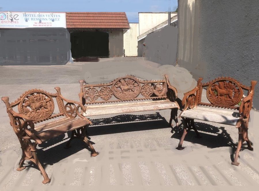 Null GARDEN FURNITURE "WITH HUNTING DOGS

In cast iron and teak wood, decorated &hellip;