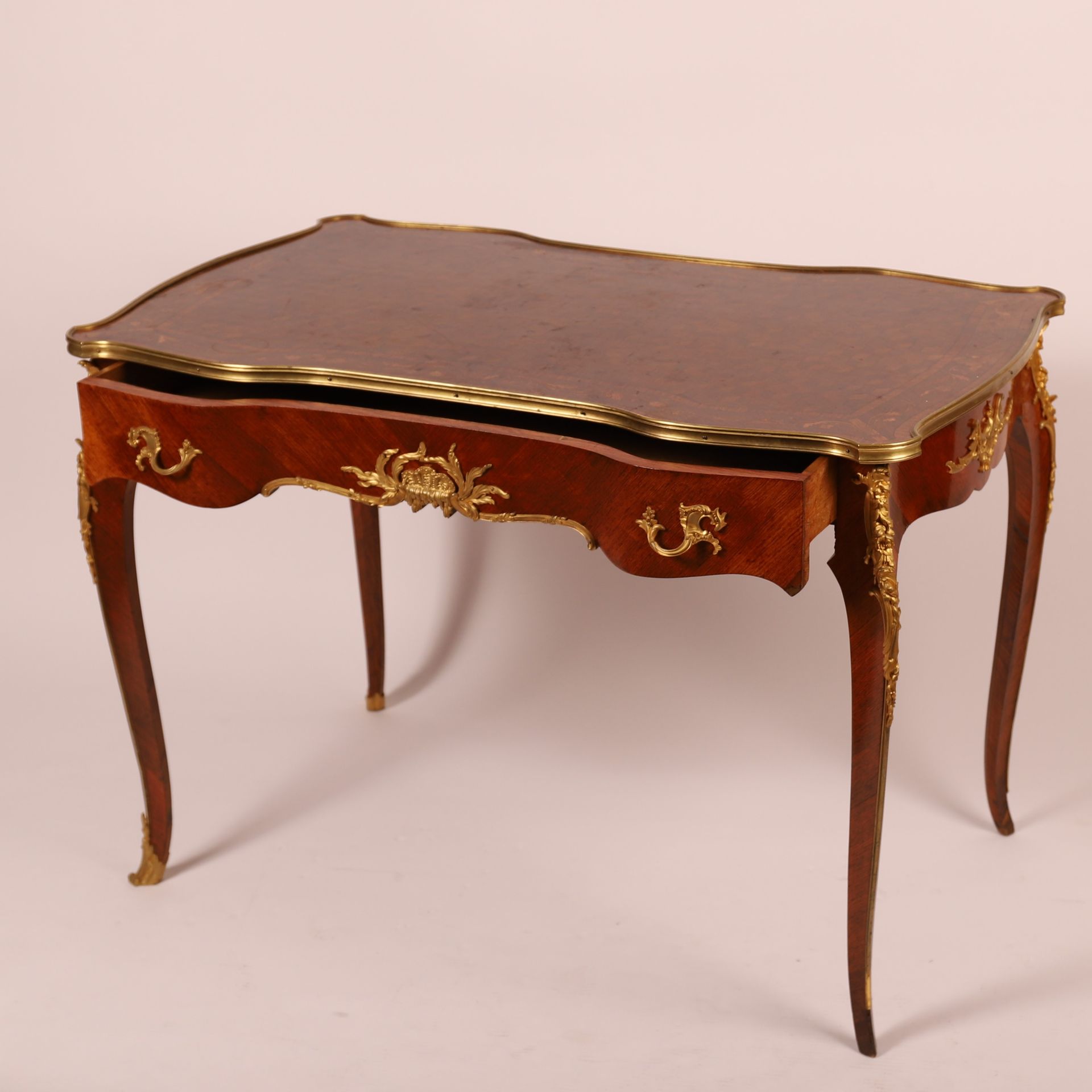 Null FLAT DESK IN VENEER, END WOOD AND GILT BRONZE STYLE LOUIS XV

Top in marque&hellip;
