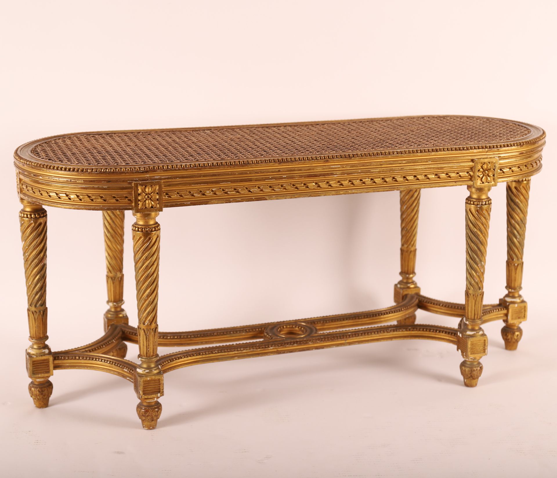 Null 镀金木凳 路易十六，19世纪

杖刑的座位

扭曲的腿连在一起

46 x 97 x 32 厘米

使用和维护的条件