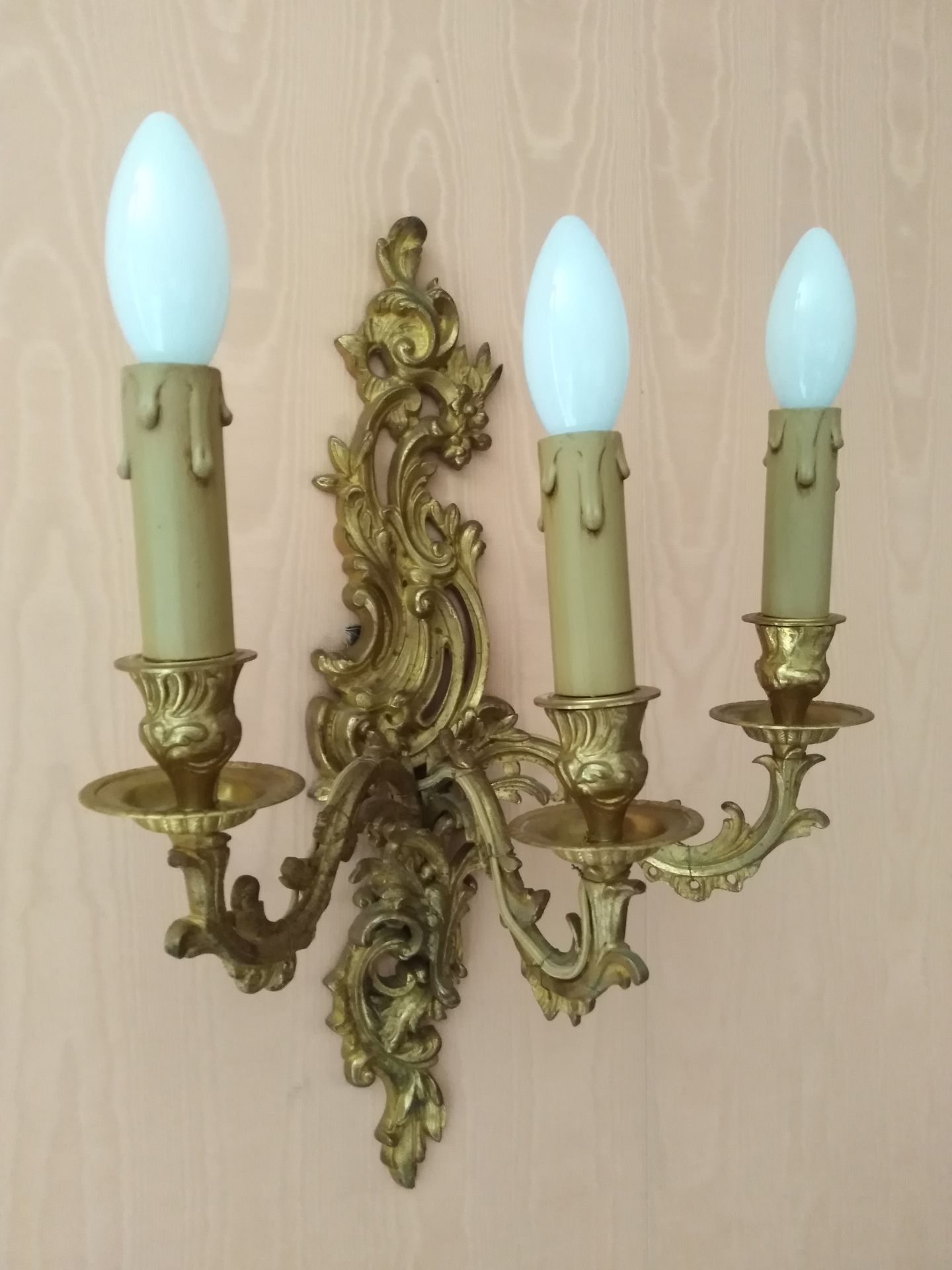 Null PAAR KLAPPEN im Stil von Louis XV aus vergoldeter Bronze mit drei Lichtarme&hellip;