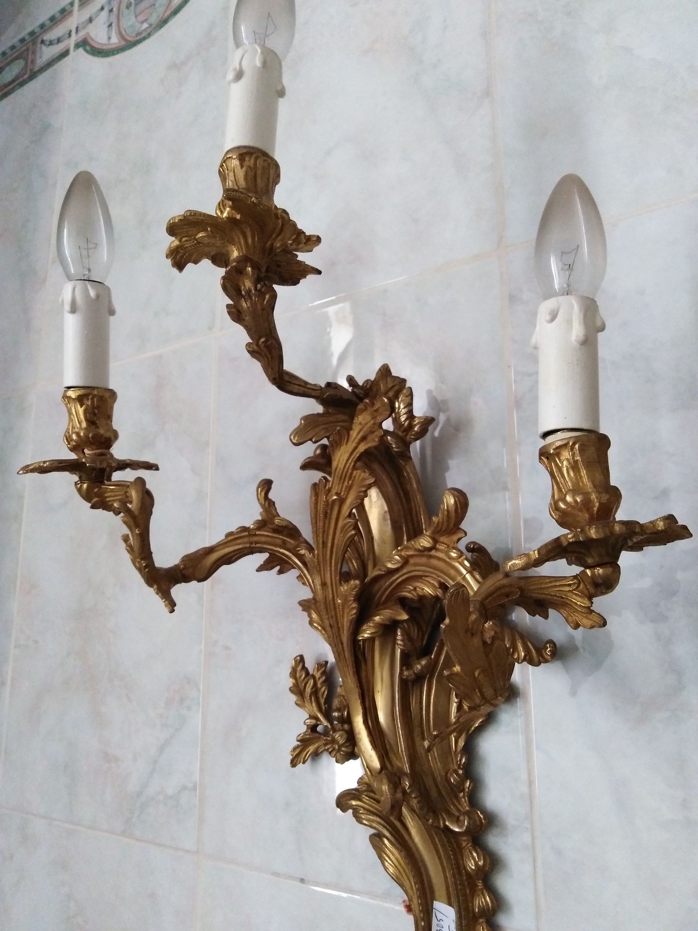 Null PAIRE D'APPLIQUES DE STYLE LOUIS XV

Bronze doré à trois bras de lumières 
&hellip;