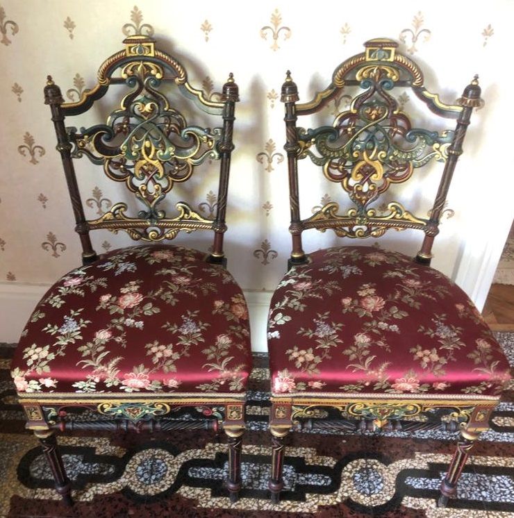 Null 拿破仑三世时期的一对椅子

雕刻着丰富的多色卷轴

来自巴黎的詹森家

87 x 43 x 40厘米

使用和维护的条件