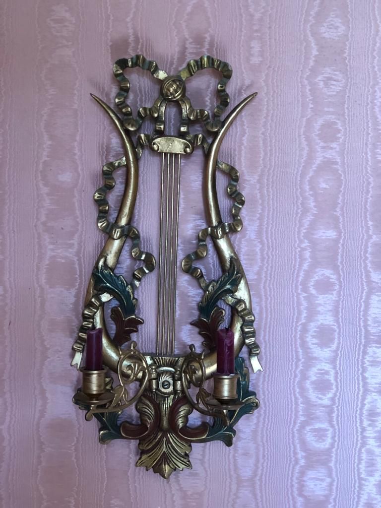 Null PAIR OF SCONCES OF FORM LYRE

In gilded wood, with two arms of lights

20th&hellip;