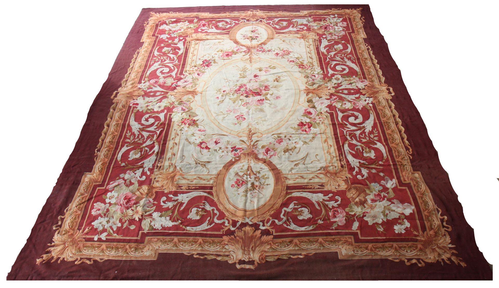 Null 杰出的奥布森地毯 19世纪

奶油色背景上有三个中央奖章，装饰有花束

以红色和金色为背景的花束和阿拉伯式花纹为框架

波尔多色的边框

19世纪

&hellip;