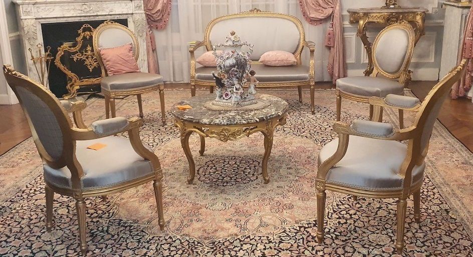 Null 路易十六的起居室，包括一张双座沙发，一对扶手椅和一对镀金木椅

卡布利特背板

优雅的蓝灰色织物装潢

20世纪

使用和维护的条件