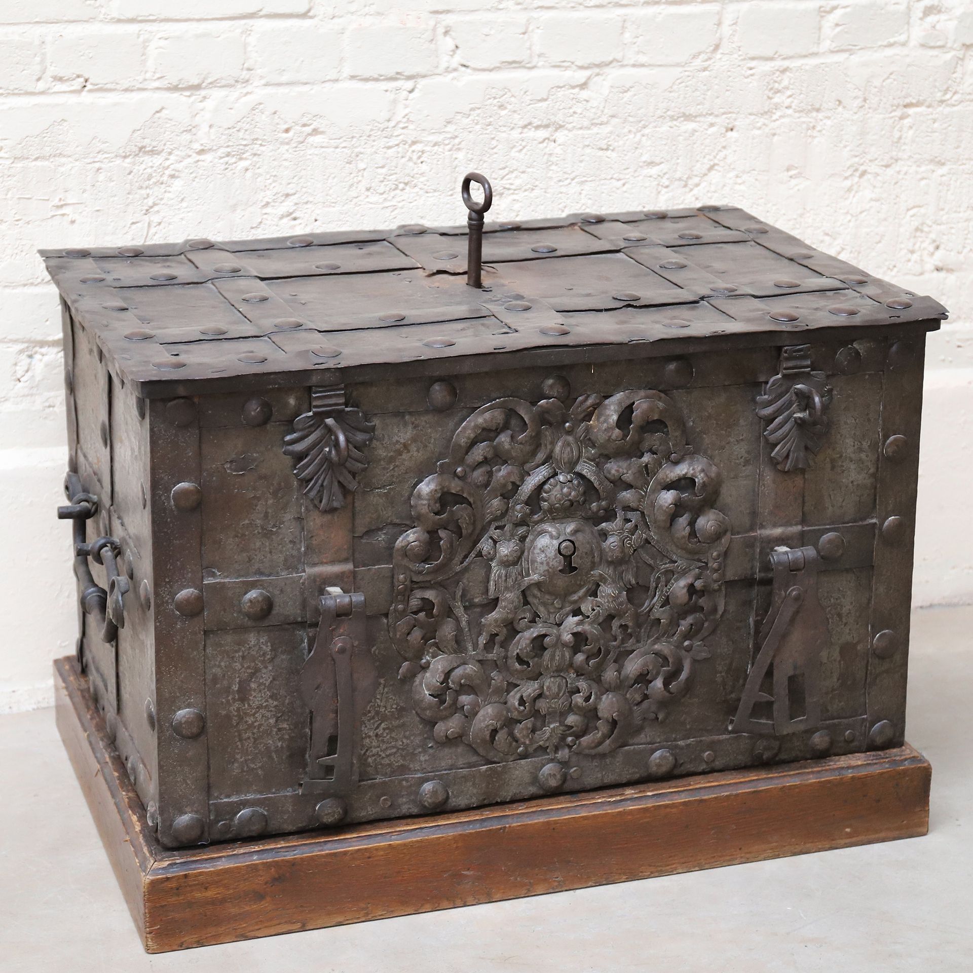 Null IMPRESSIVE RIVETTED IRON CASE, 17th century

Complex lock in the lid and in&hellip;