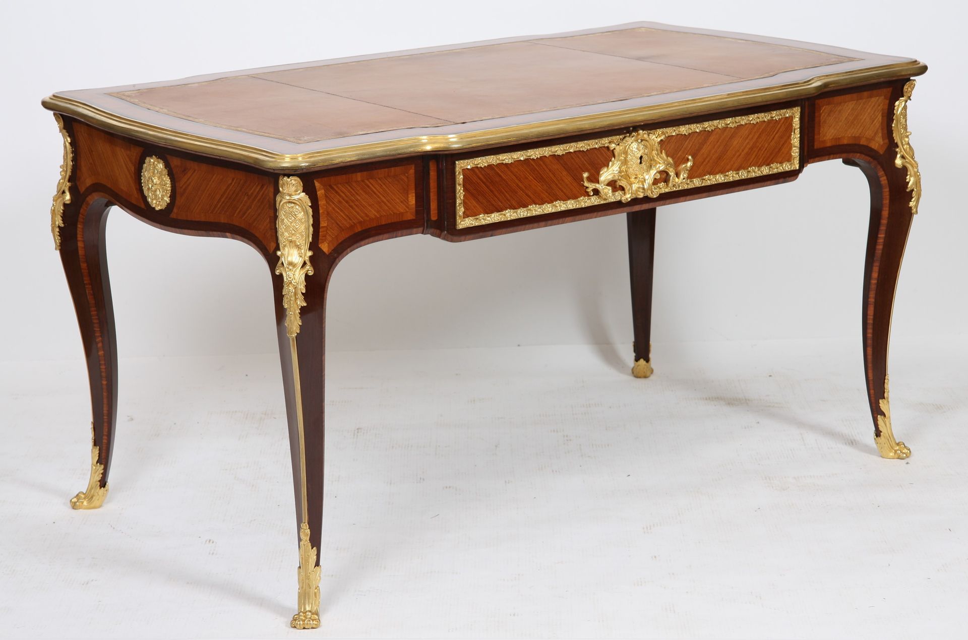 Null 
优雅的路易十五大理石平坦办公桌，19世纪




四面嵌有紫檀木和紫檀木贴面




前面开有一个抽屉，放在四个弯曲的腿上。




丰富的鎏金青铜&hellip;