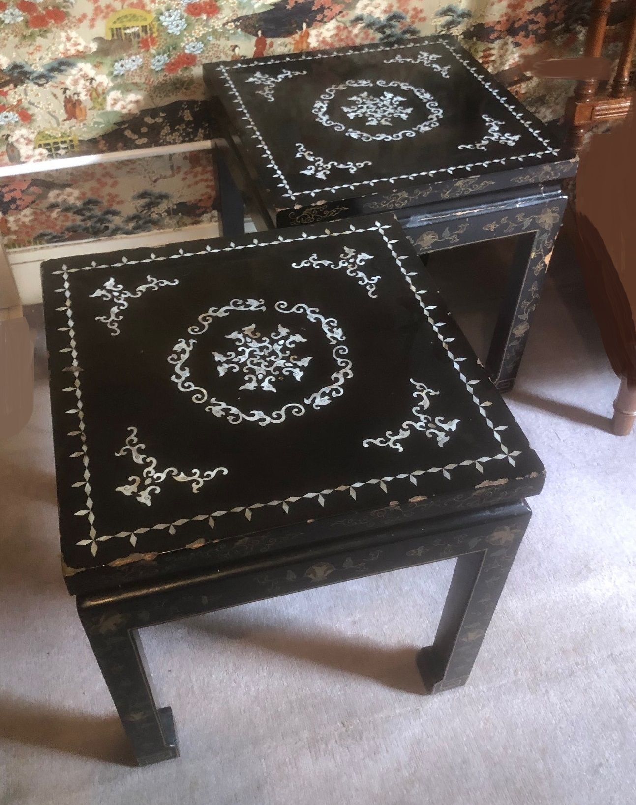 Null 一对中国风格的矮桌

采用黑木和珍珠母镶嵌工艺

饰有几何图形的图案

20世纪

使用和维护的条件