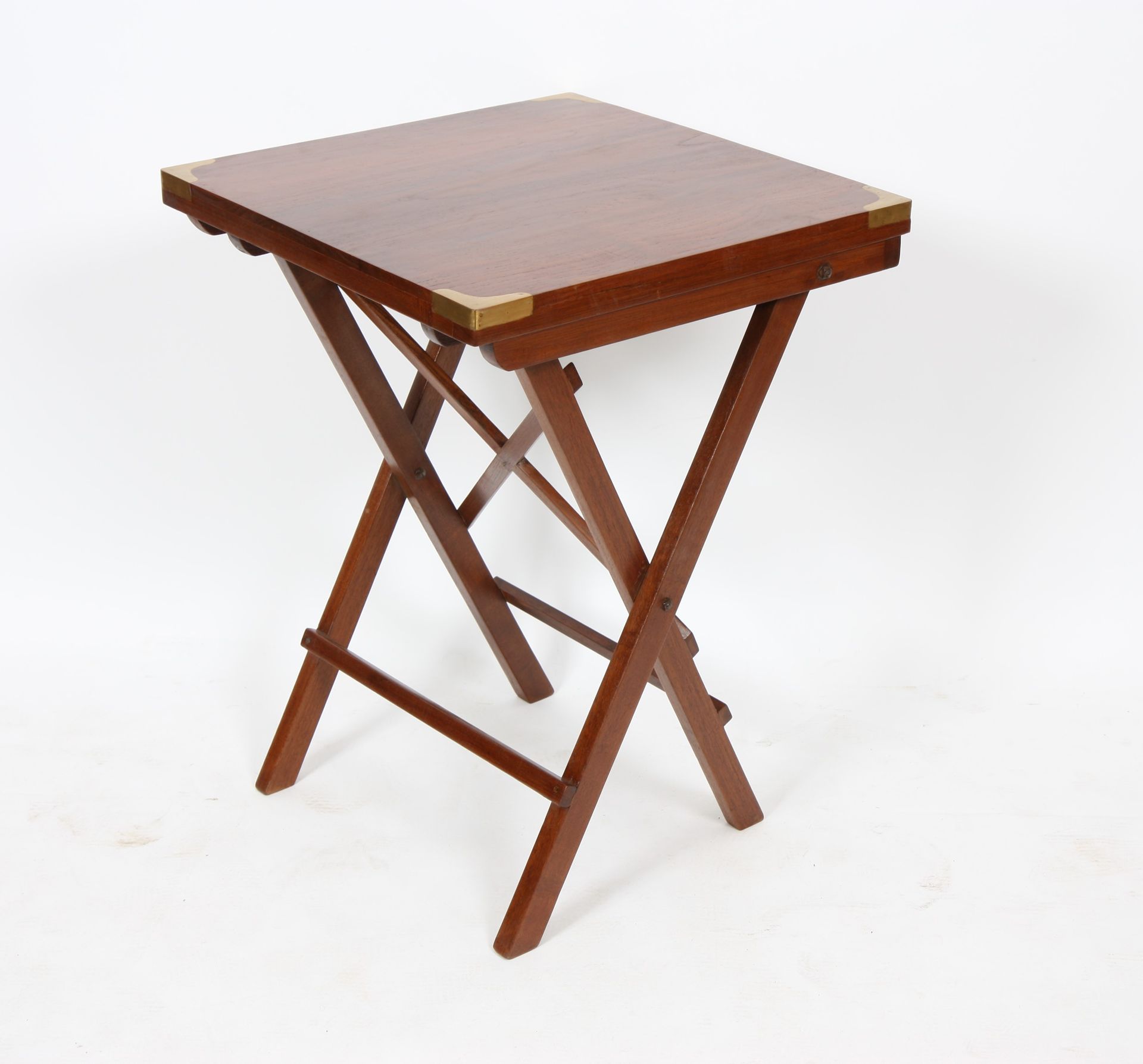 Null TABLE PLIANTE DE YACHTING

En bois teinté acajou et laiton doré, à plateau &hellip;