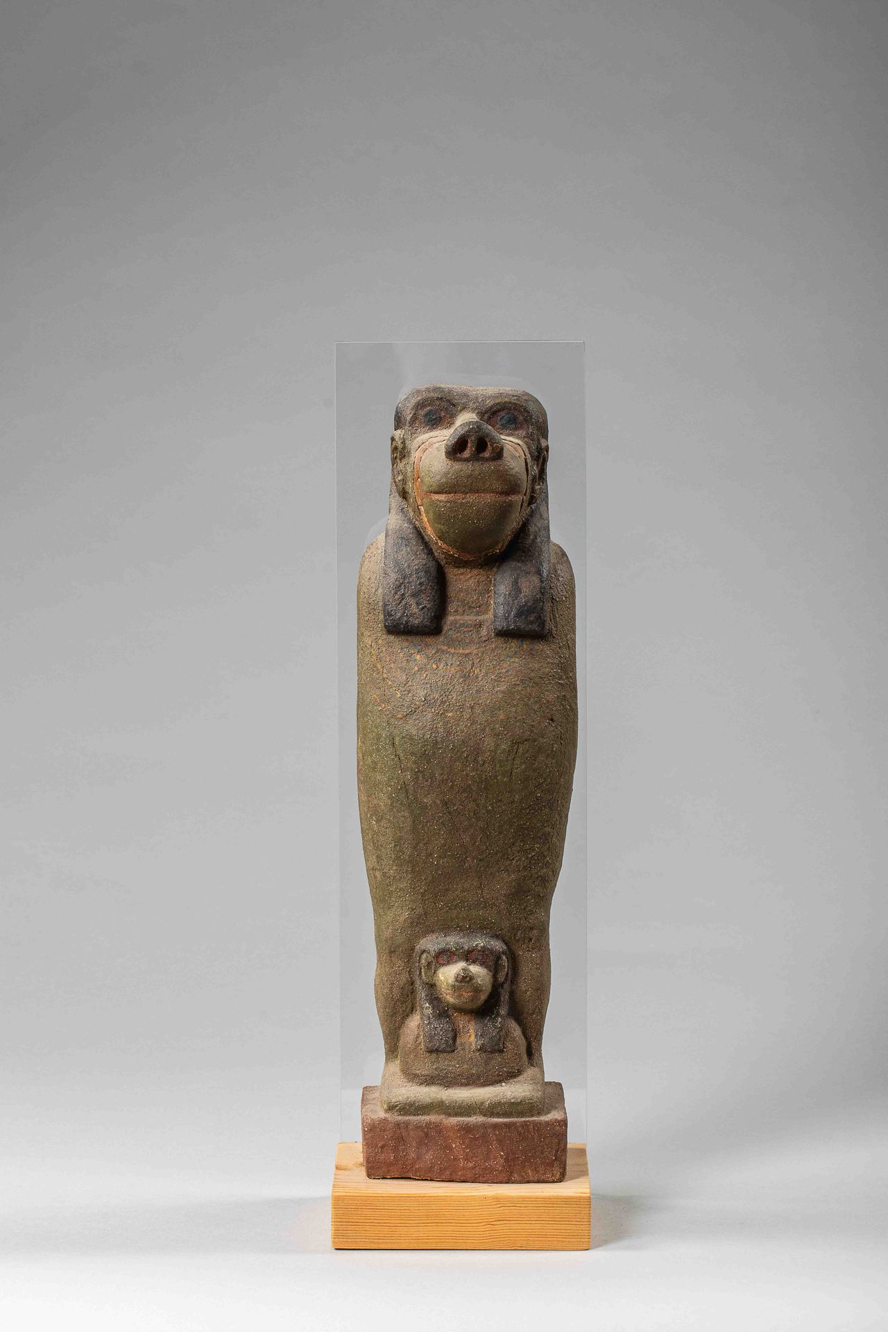 Null Thot, le dieu égyptien à tête de babouin. Stuc polychrome. Egypte. H : 40cm
