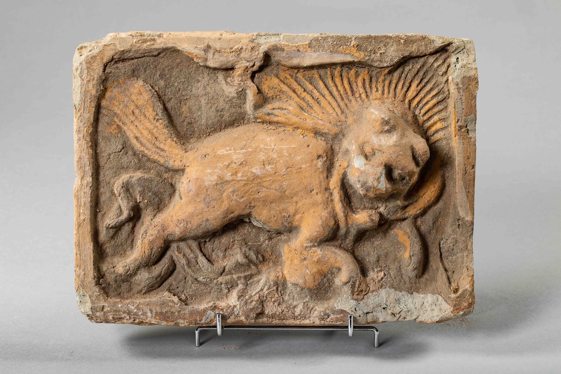 Null Ladrillo funerario moldeado con una quimera leonina. Terracota. China. Esti&hellip;