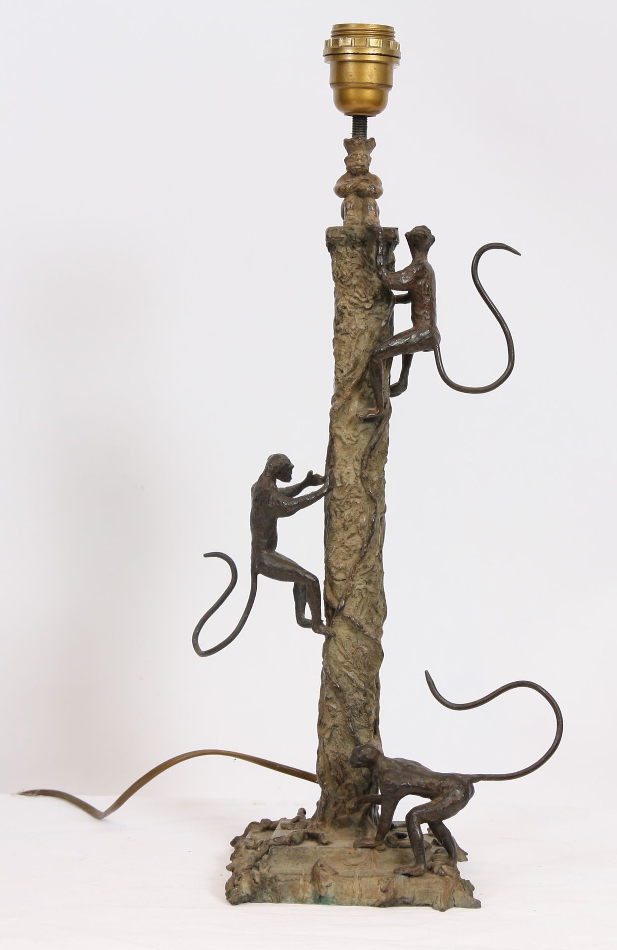 Null 扬-托切（生于1961年）的LAMP "AUX SINGES"。

带铜锈的青铜器，刻有字样

独特的作品

53 x 15 x 15厘米