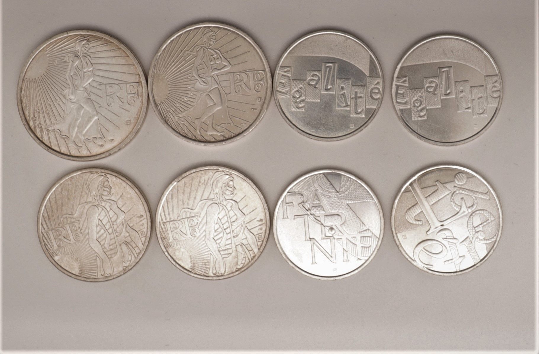 Null 一套11枚法国硬币

1x 15欧元（播种机）

2个10欧元，包括一个仍在包装中的 "Mickey au Mont St Michel "和一个播种&hellip;