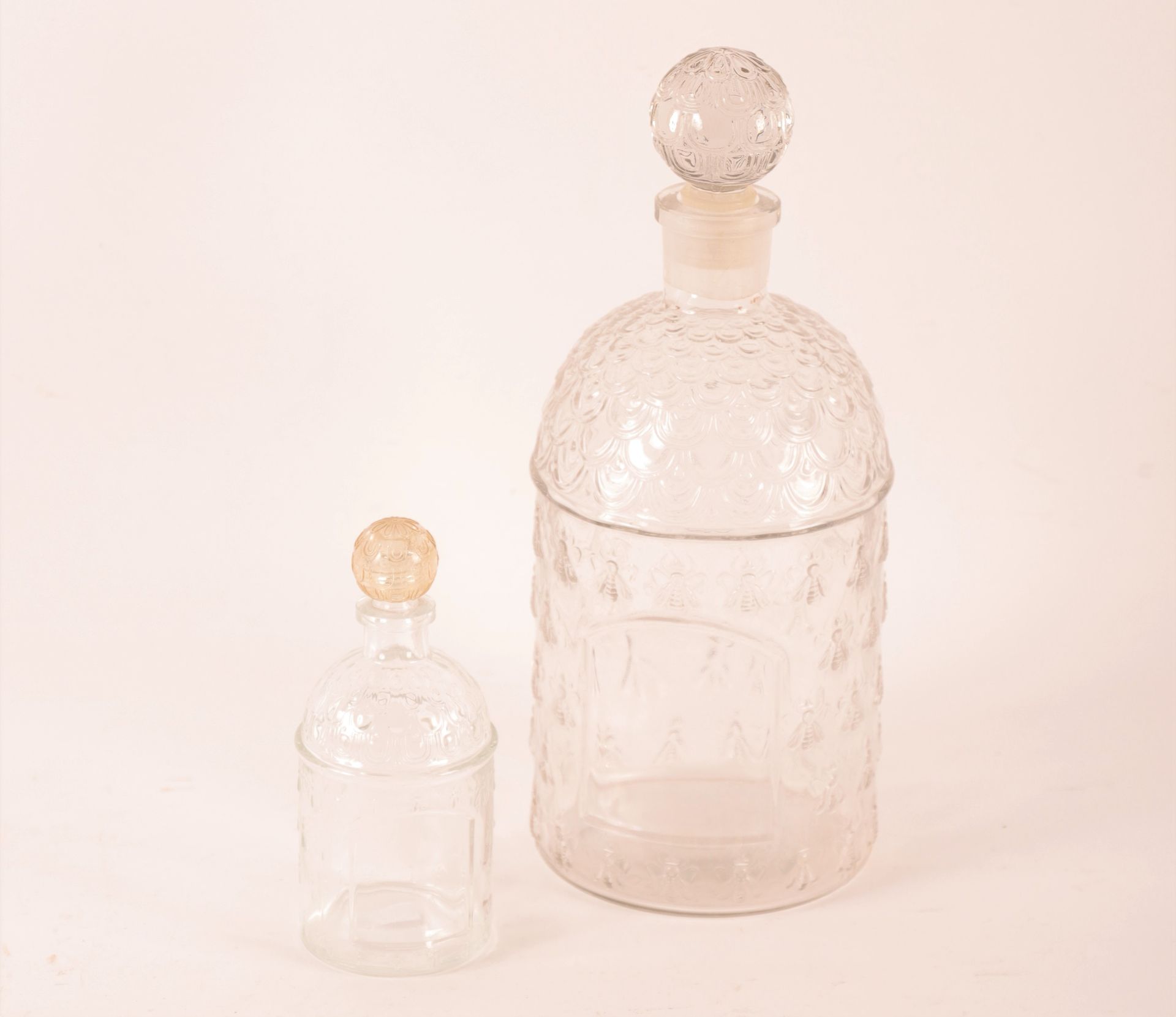 Guerlain 娇兰玻璃瓶一套两件

空的，有蜜蜂的传统装饰

底部标有娇兰的字样

高：30和15.5厘米