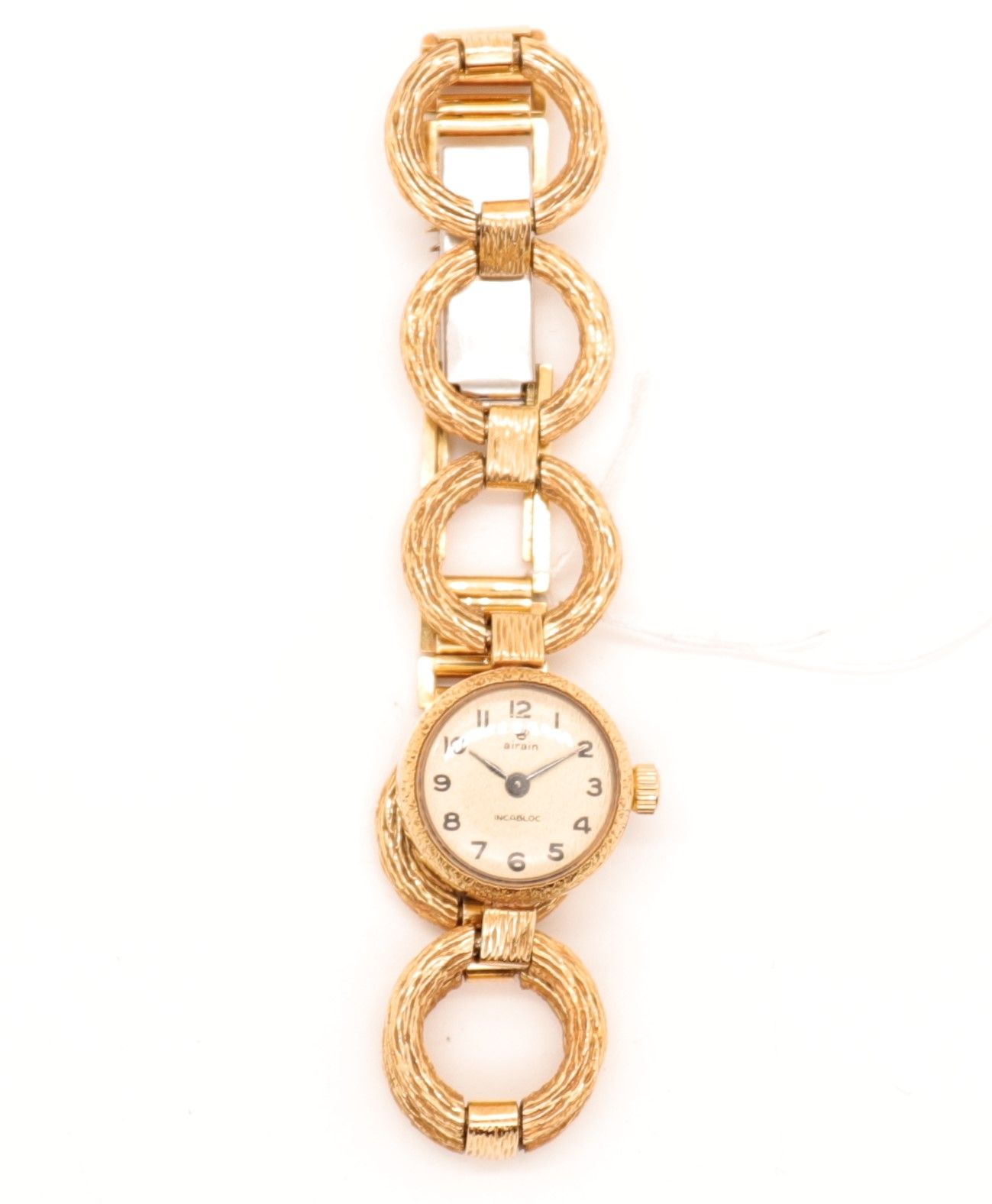 Null MONTRE DE FEMME EN PLAQUÉ OR AIRAIN "INCABLOC"

Bracelet aux anneaux