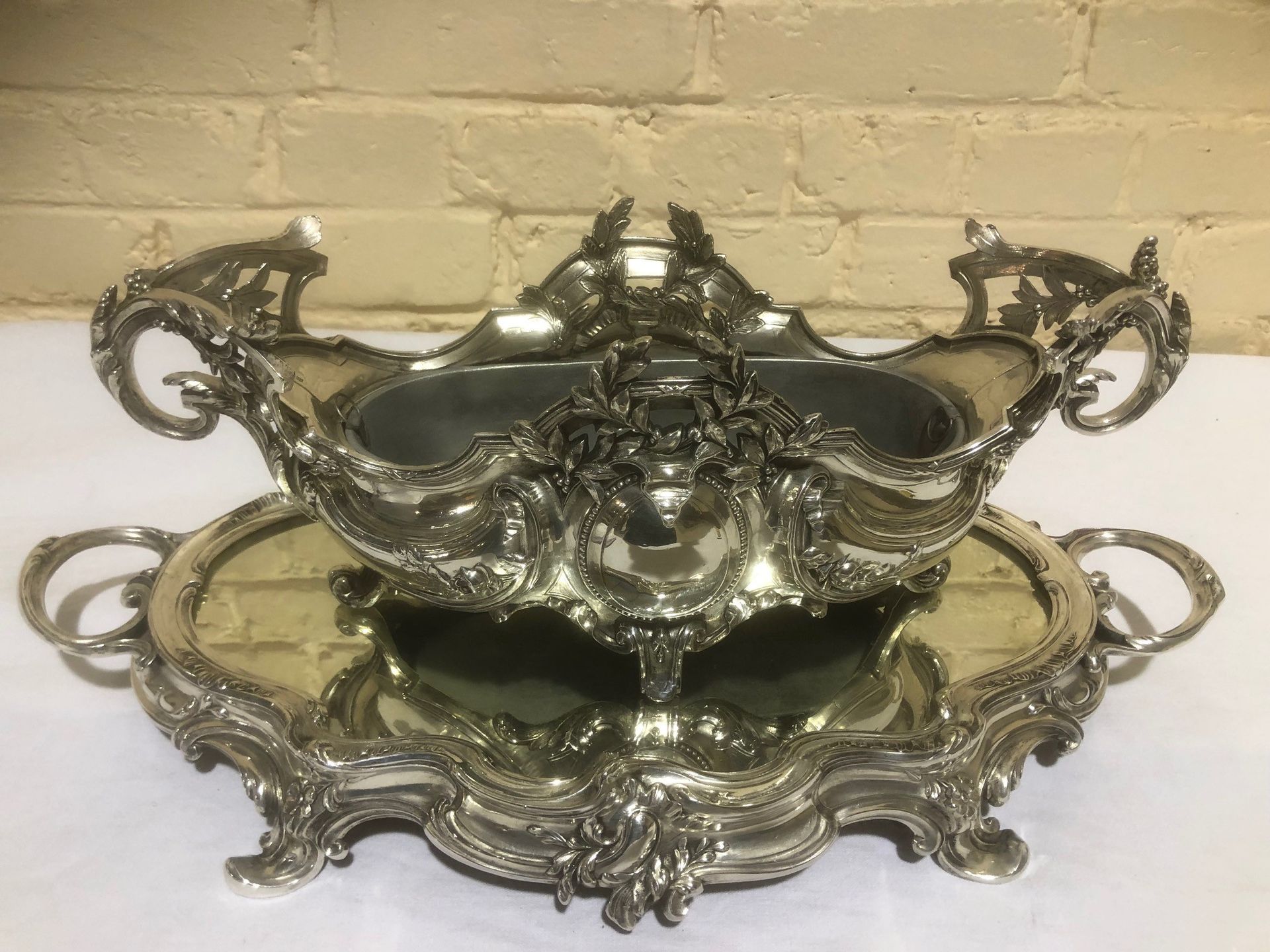 Null 镀银金属路易十五餐桌中央装饰品
由一个带有镜子的中心摆件组成，形成一个托盘，用于摆放带有罗盖尔装饰的四脚花盆
19世纪
21 x 53 x 29 厘米