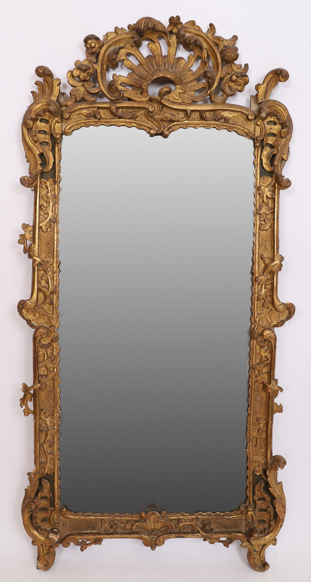 Null 一面重要的摄政时期鎏金木镜子
丰富的镀金木雕，有钉子和刺桐叶的图案，有镂空的门楣
18世纪时期
178 x 88 cm
修复和维护
