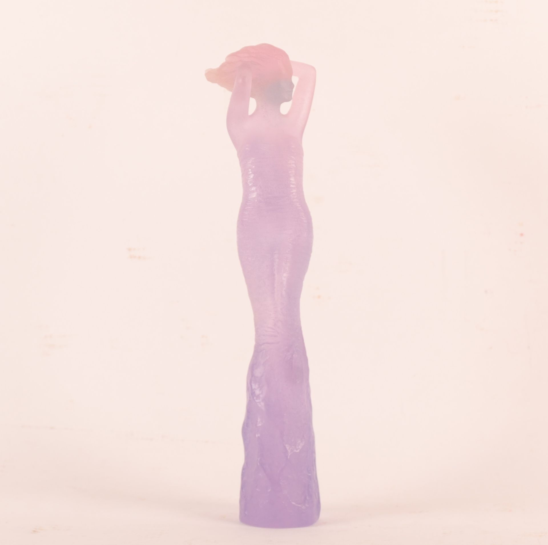 Daum et J.P. Richard 让-菲利普-里夏尔（生于1947年）和法国DAUM公司的雕塑《APOLLINE》。
紫色有色玻璃膏，显示一个穿晚礼服的&hellip;